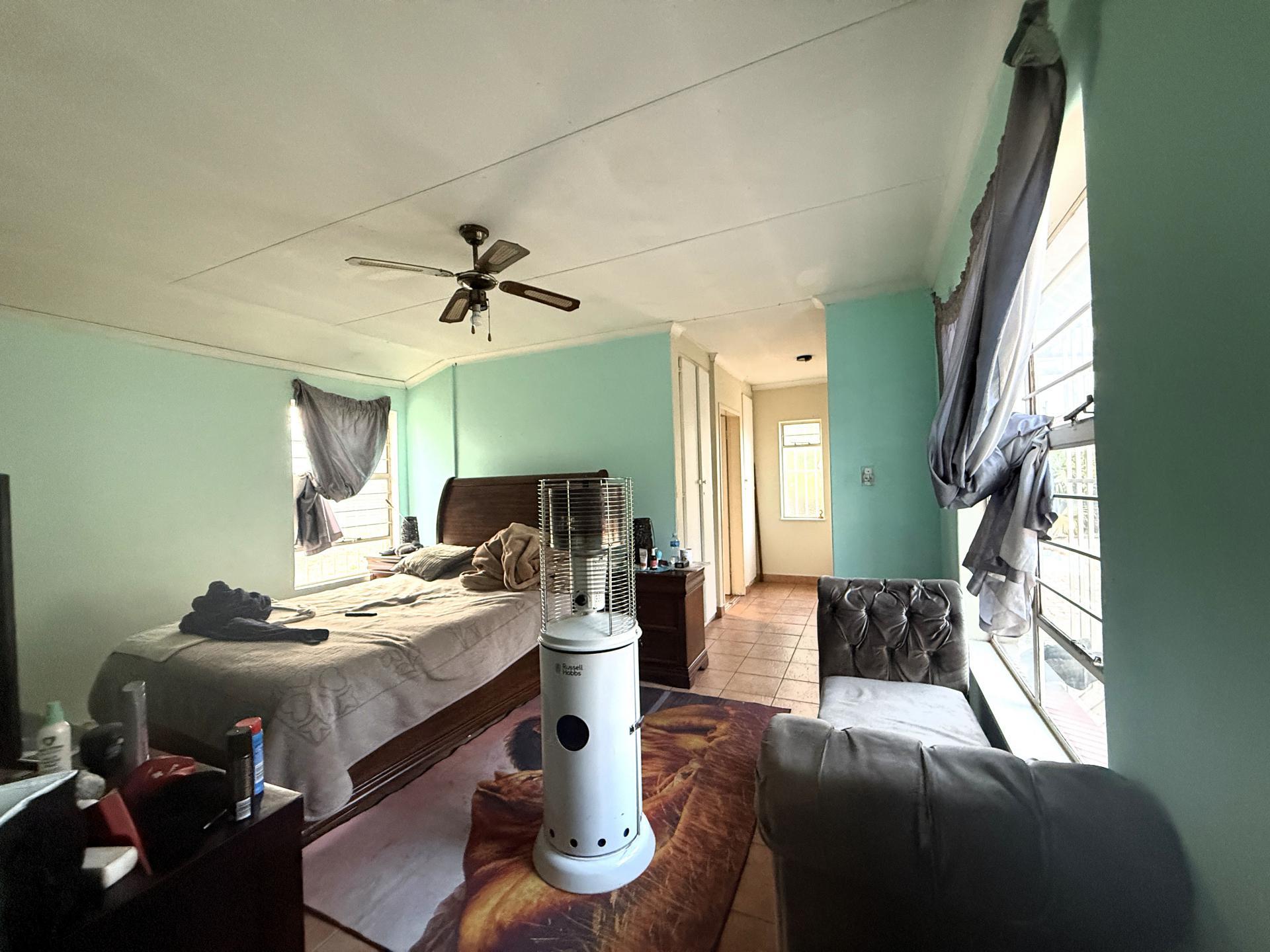 Main Bedroom - 22 square meters of property in Winchester Hills