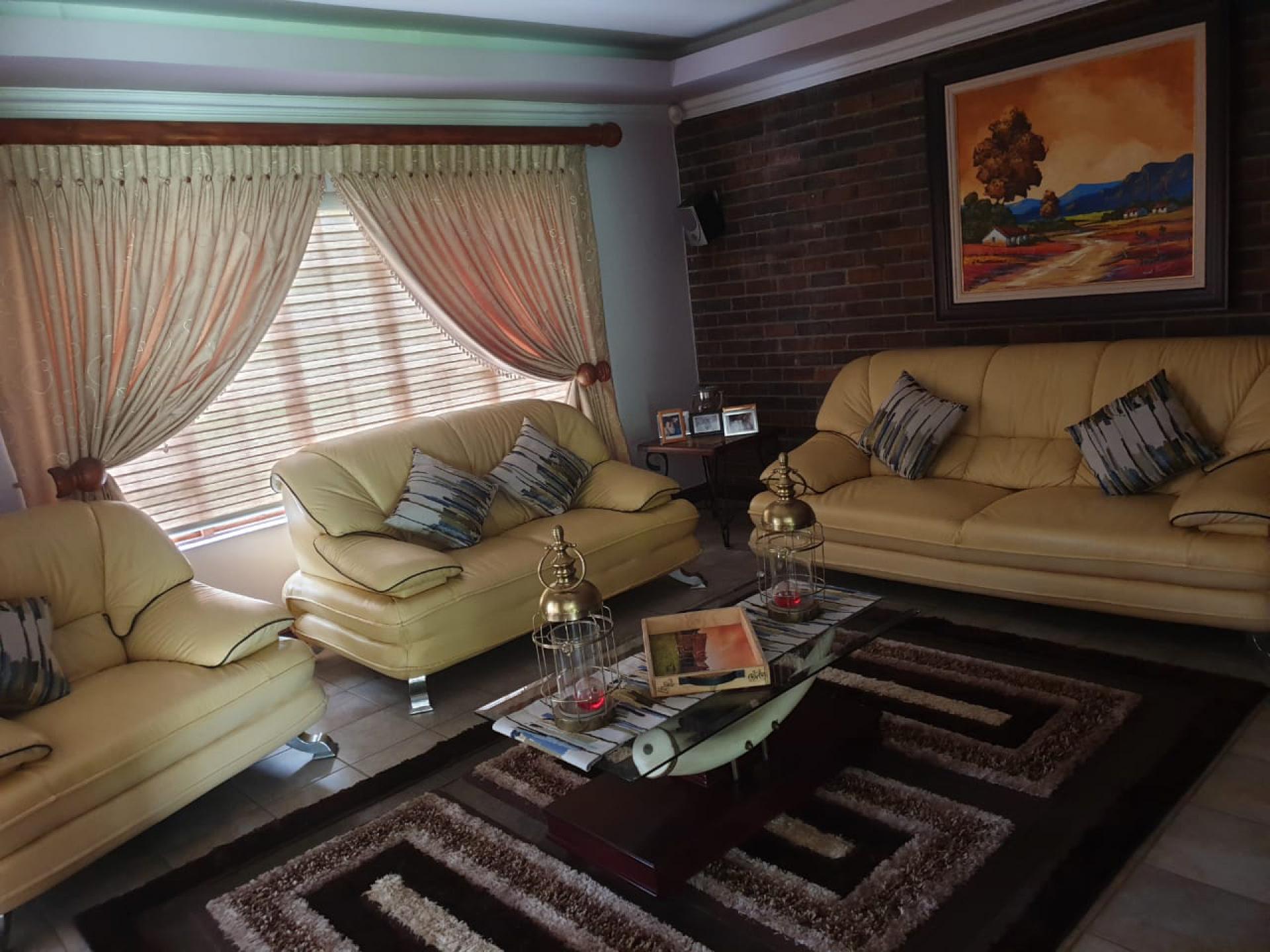 Lounges - 24 square meters of property in Rustenburg