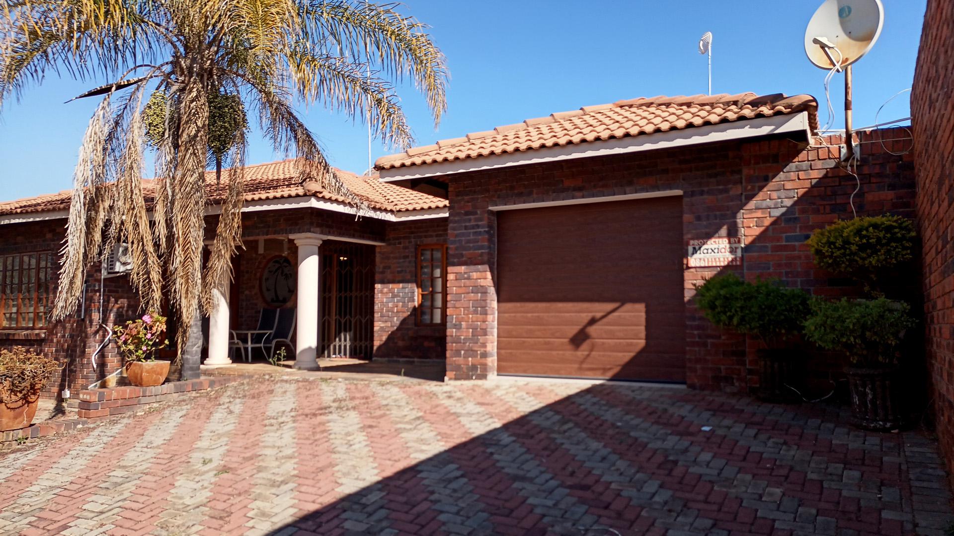 Front View of property in Rustenburg