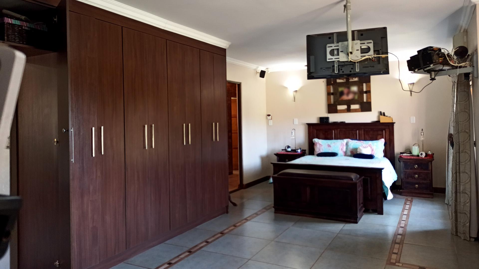 Main Bedroom - 39 square meters of property in Rustenburg