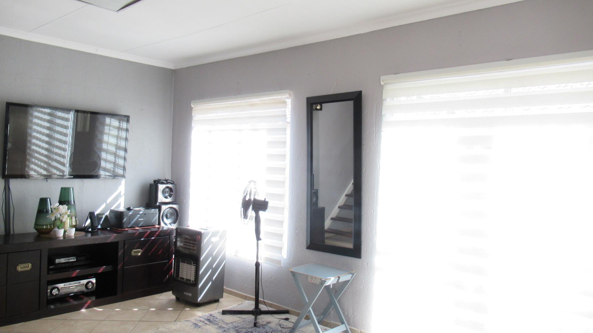 Lounges - 26 square meters of property in Willow Park Manor