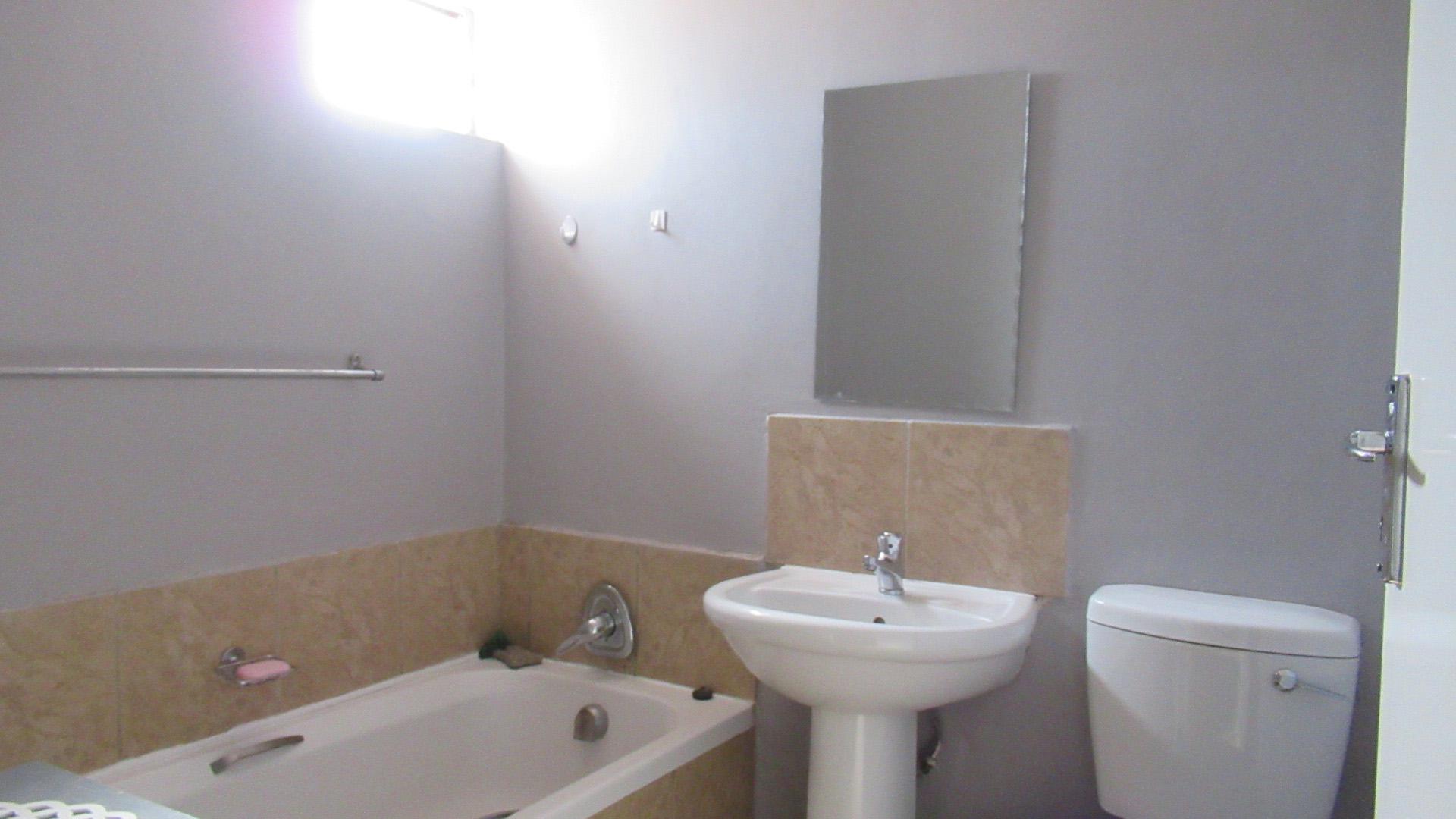 Bathroom 1 - 5 square meters of property in Willow Park Manor