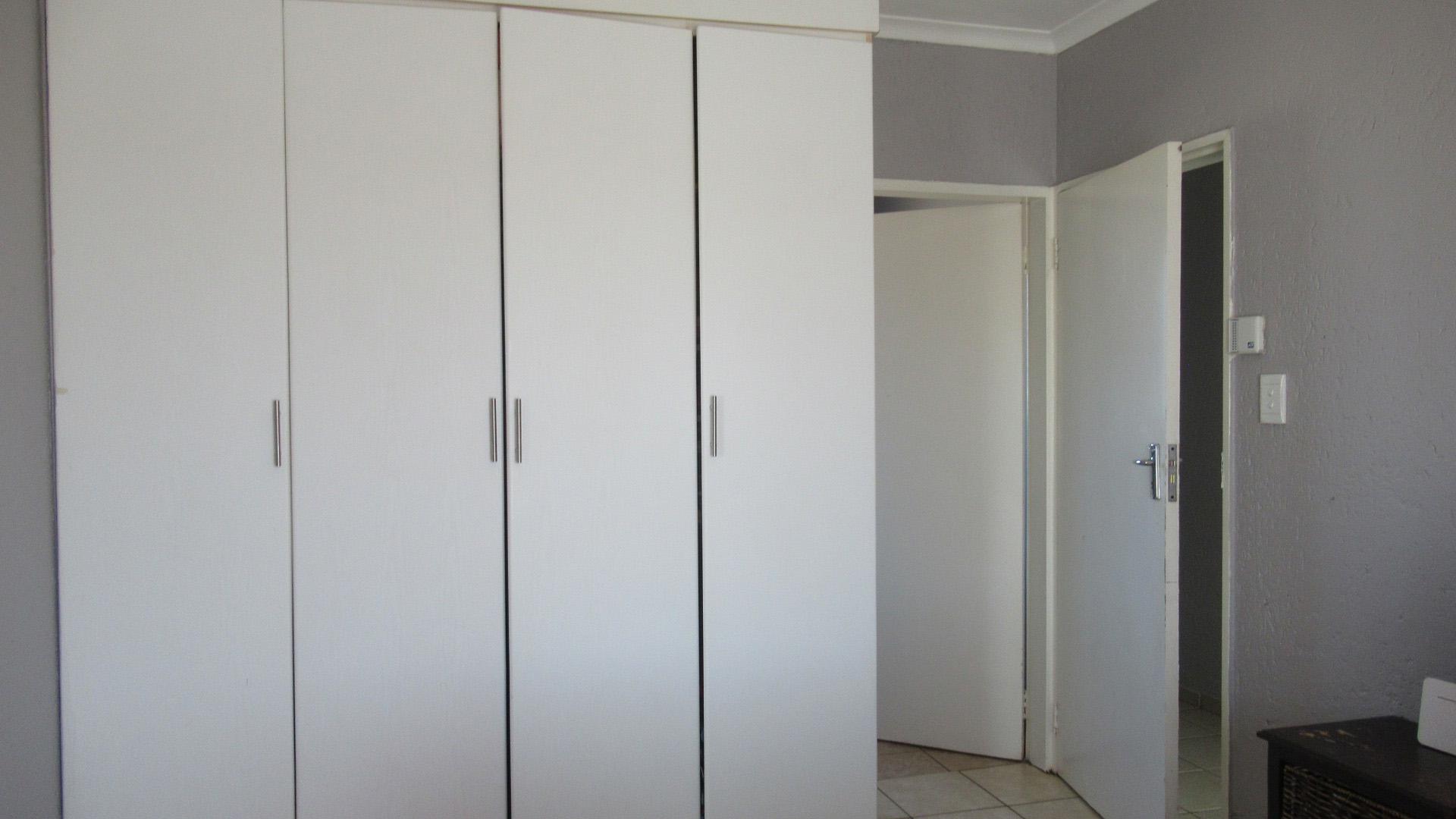 Main Bedroom - 16 square meters of property in Willow Park Manor