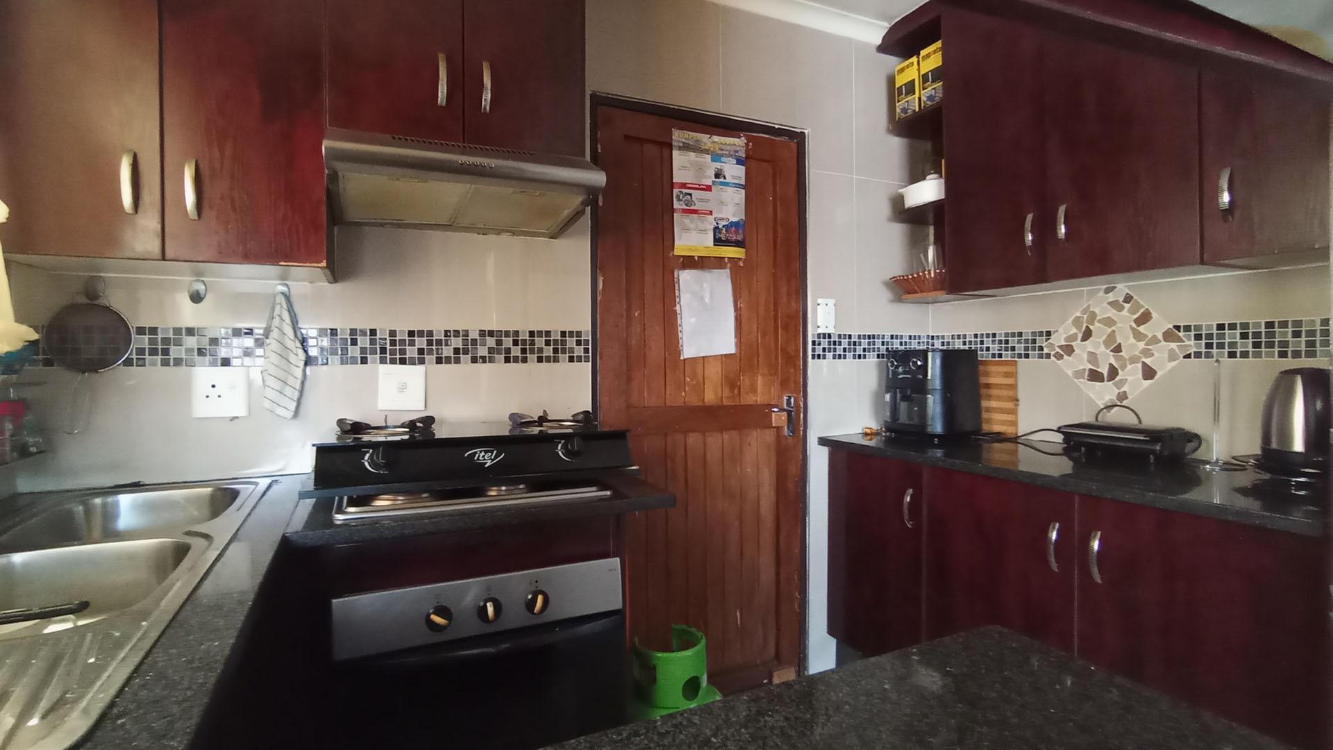 Kitchen - 7 square meters of property in Olievenhoutbos