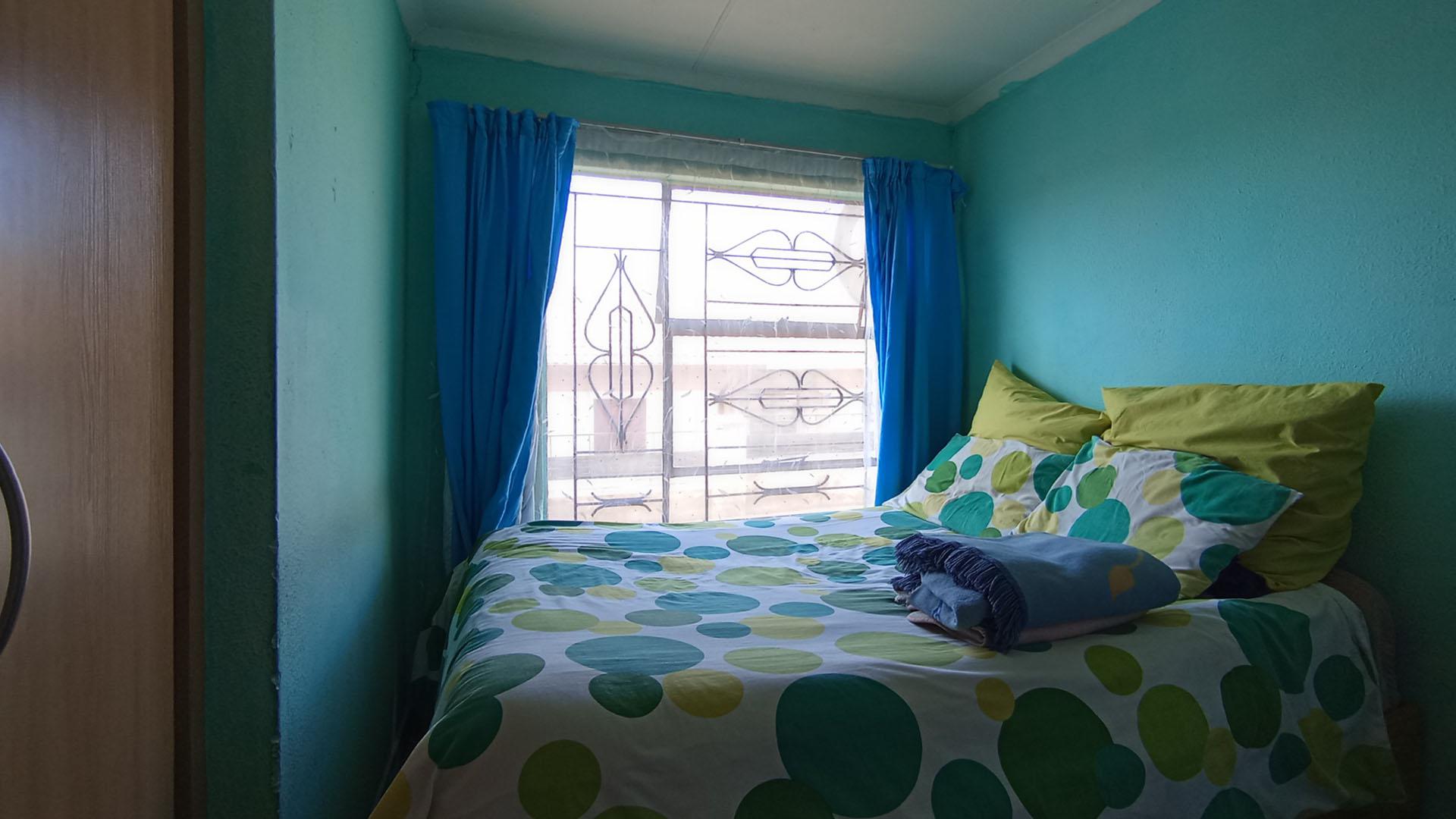 Bed Room 1 - 8 square meters of property in Olievenhoutbos