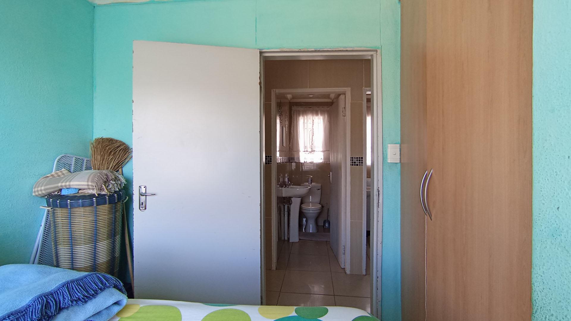 Bed Room 1 - 8 square meters of property in Olievenhoutbos