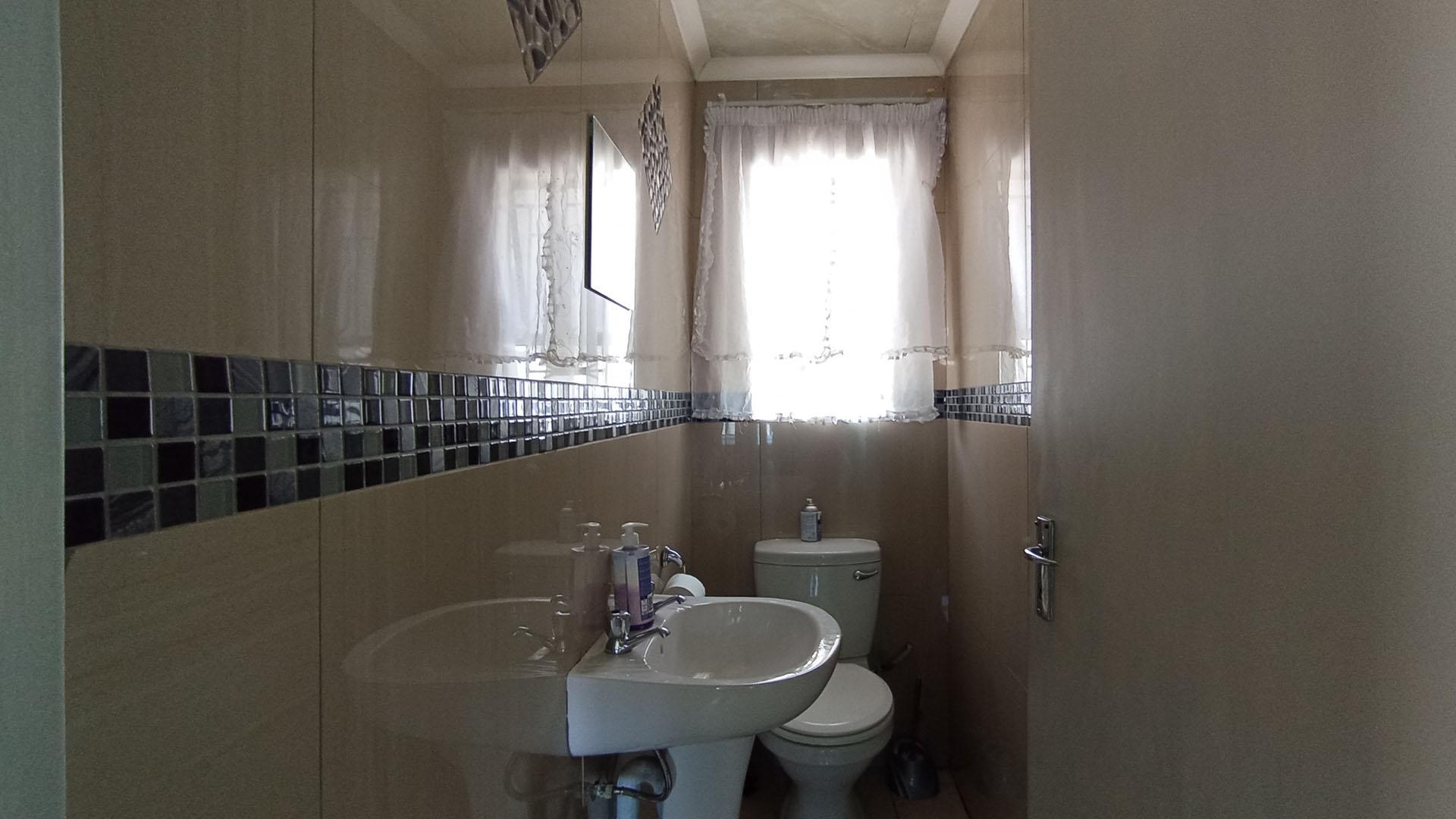 Bathroom 1 - 2 square meters of property in Olievenhoutbos