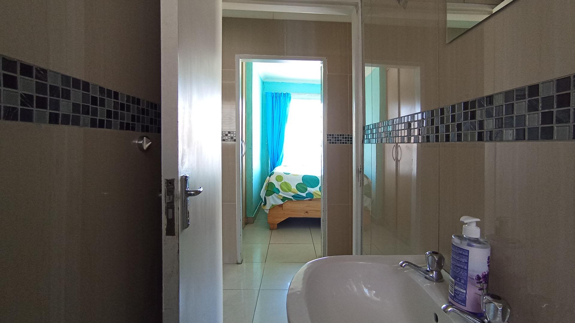 Bathroom 1 - 2 square meters of property in Olievenhoutbos