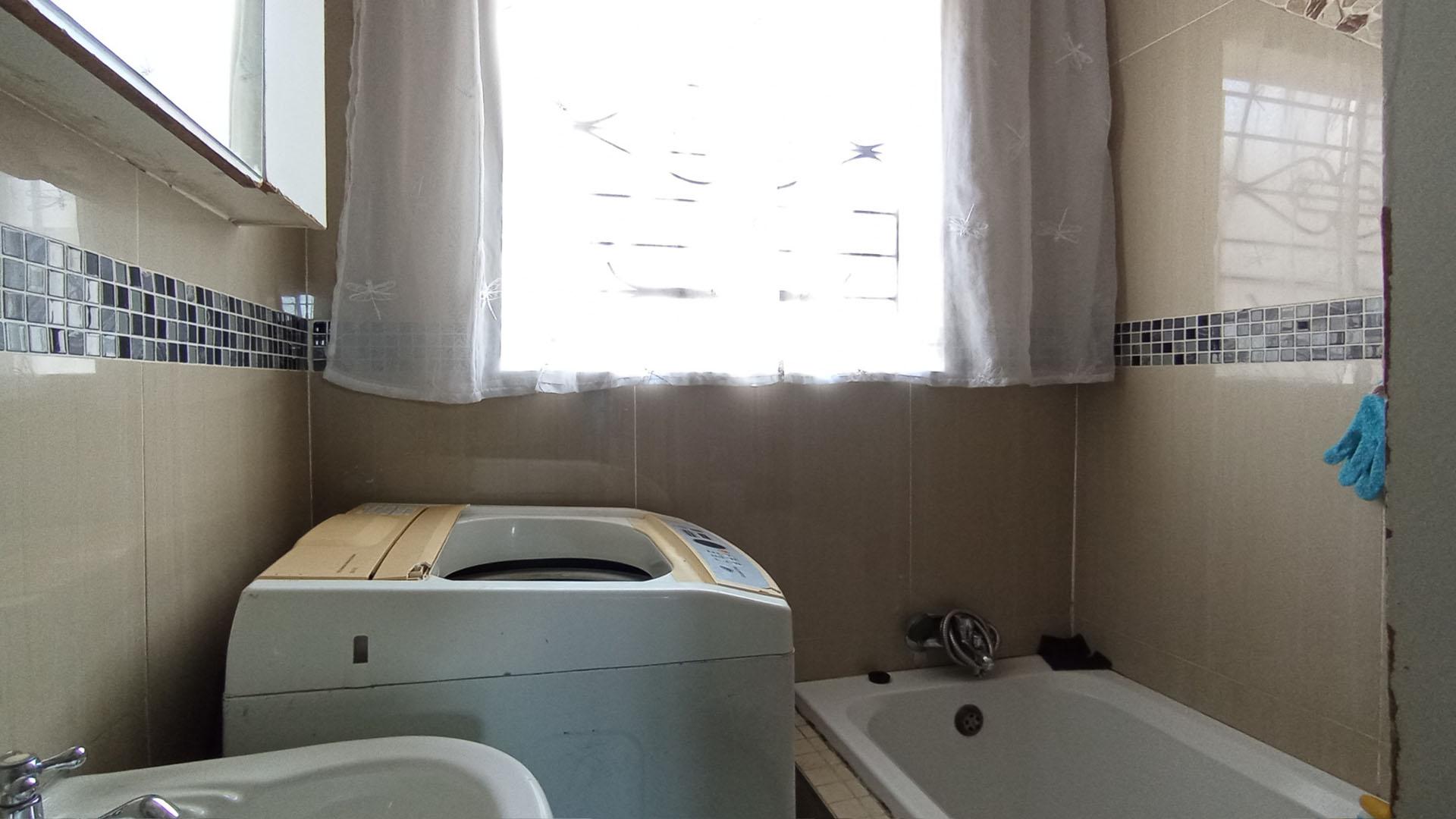 Bathroom 2 - 4 square meters of property in Olievenhoutbos