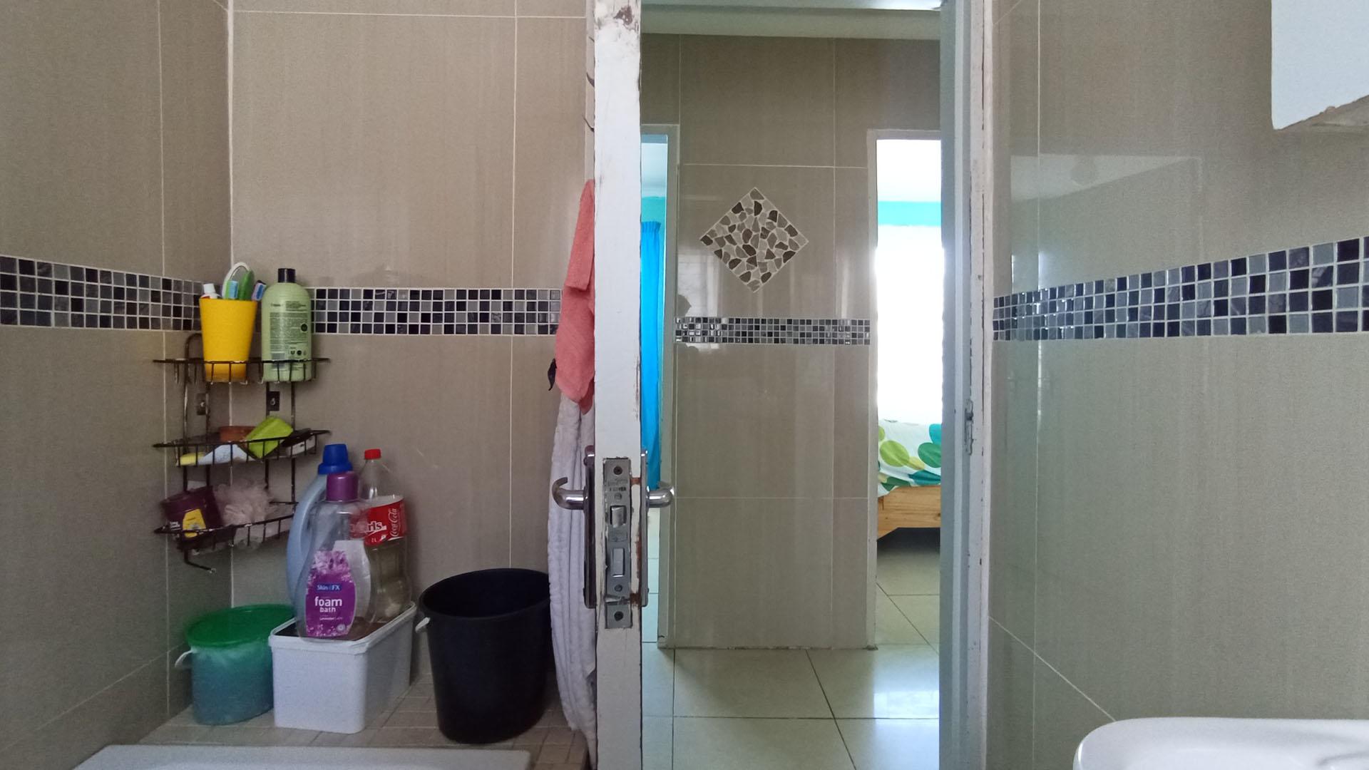 Bathroom 2 - 4 square meters of property in Olievenhoutbos