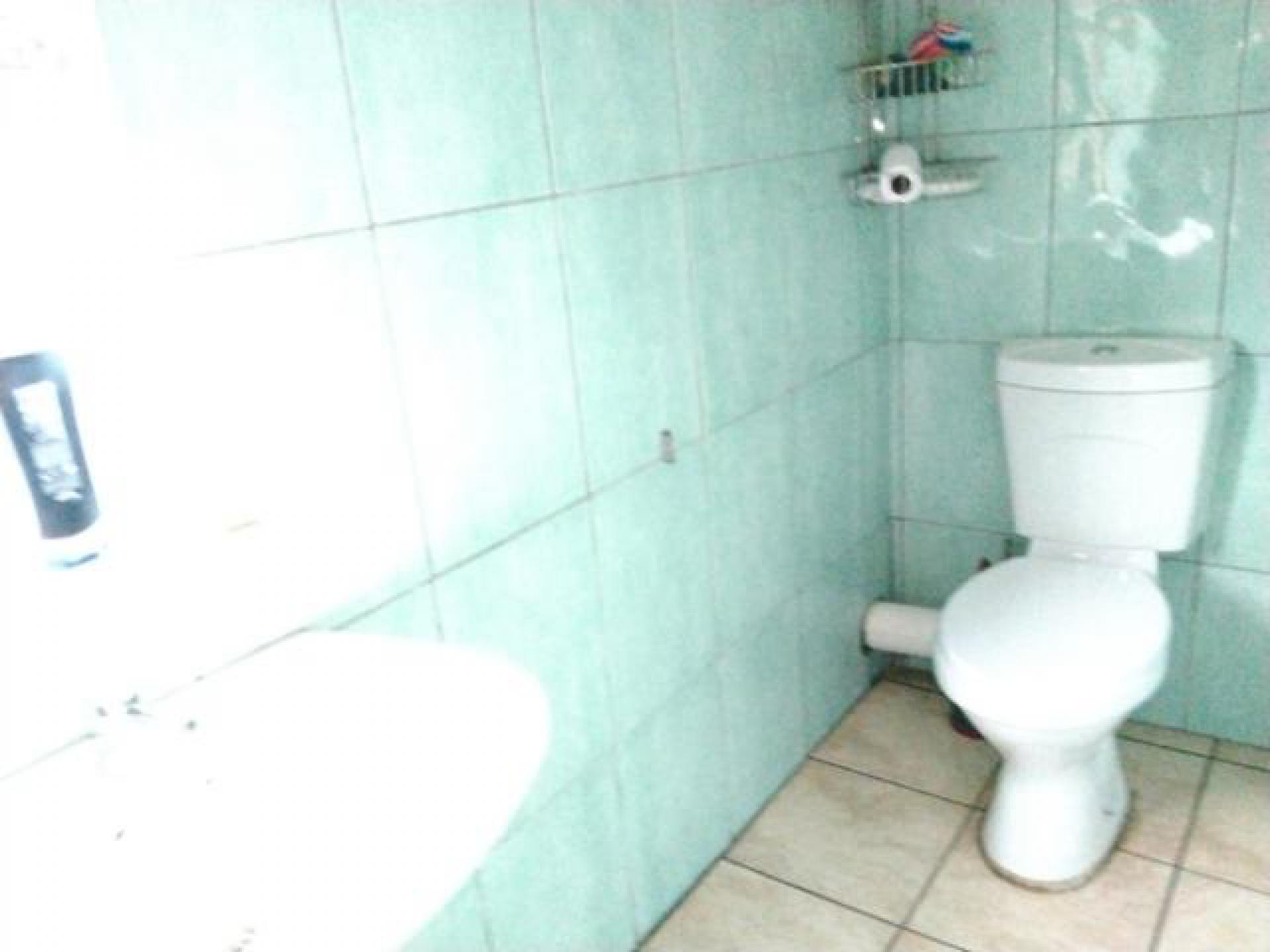 Bathroom 2 of property in Daveyton