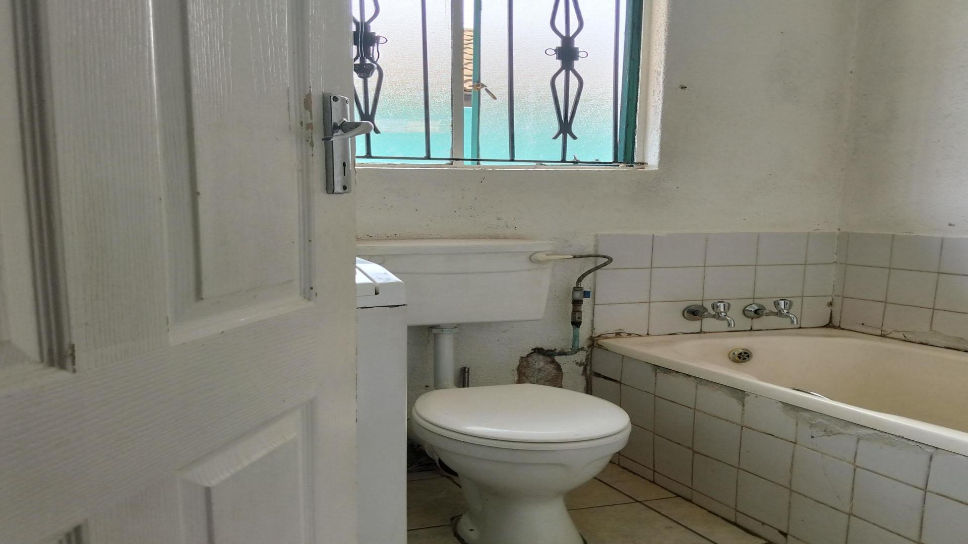 Bathroom 1 of property in Protea Glen