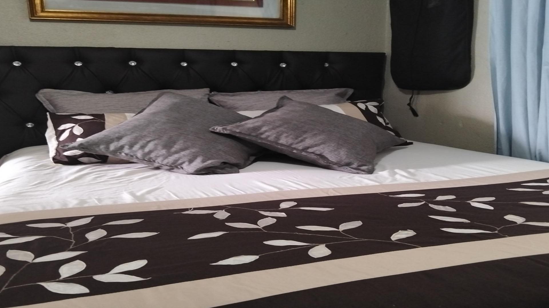 Bed Room 1 of property in Protea Glen