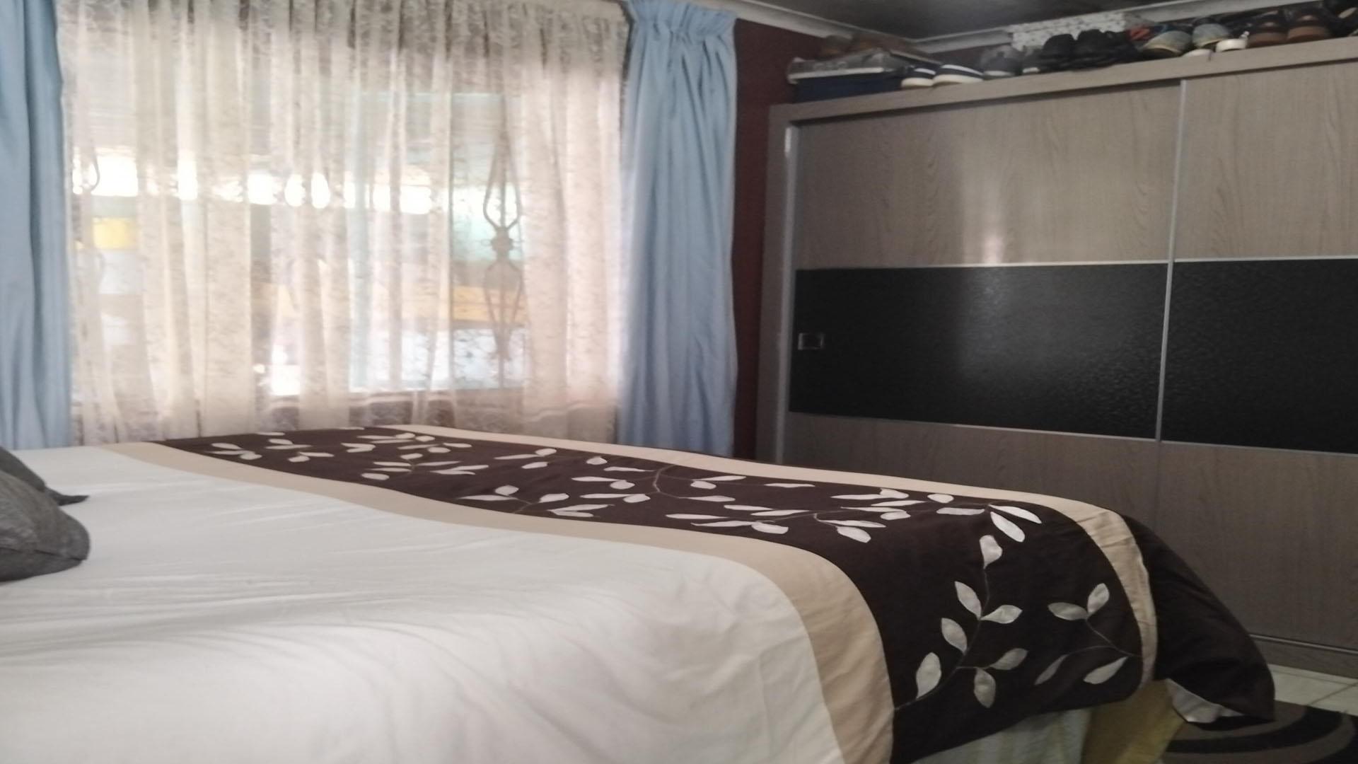 Bed Room 1 of property in Protea Glen