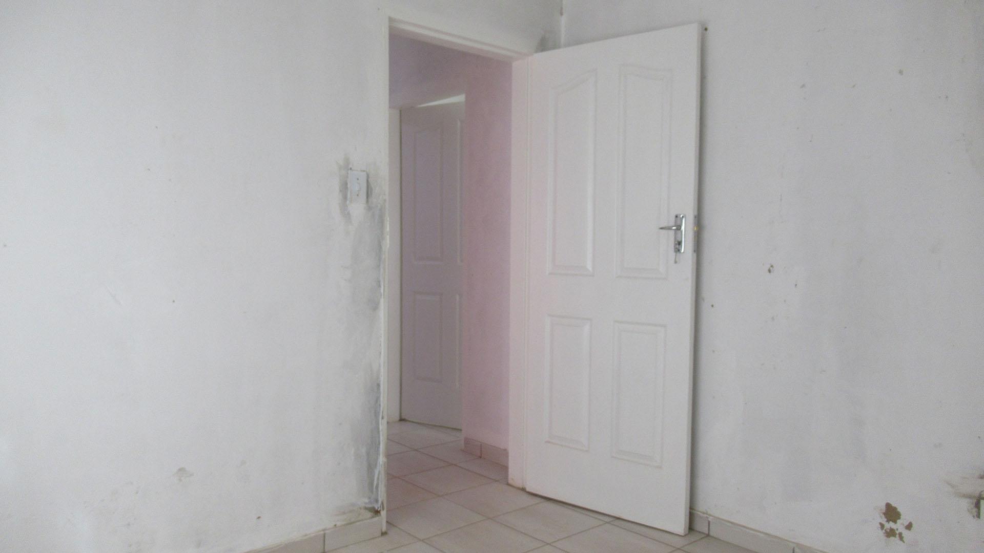 Bed Room 1 - 11 square meters of property in Westonaria