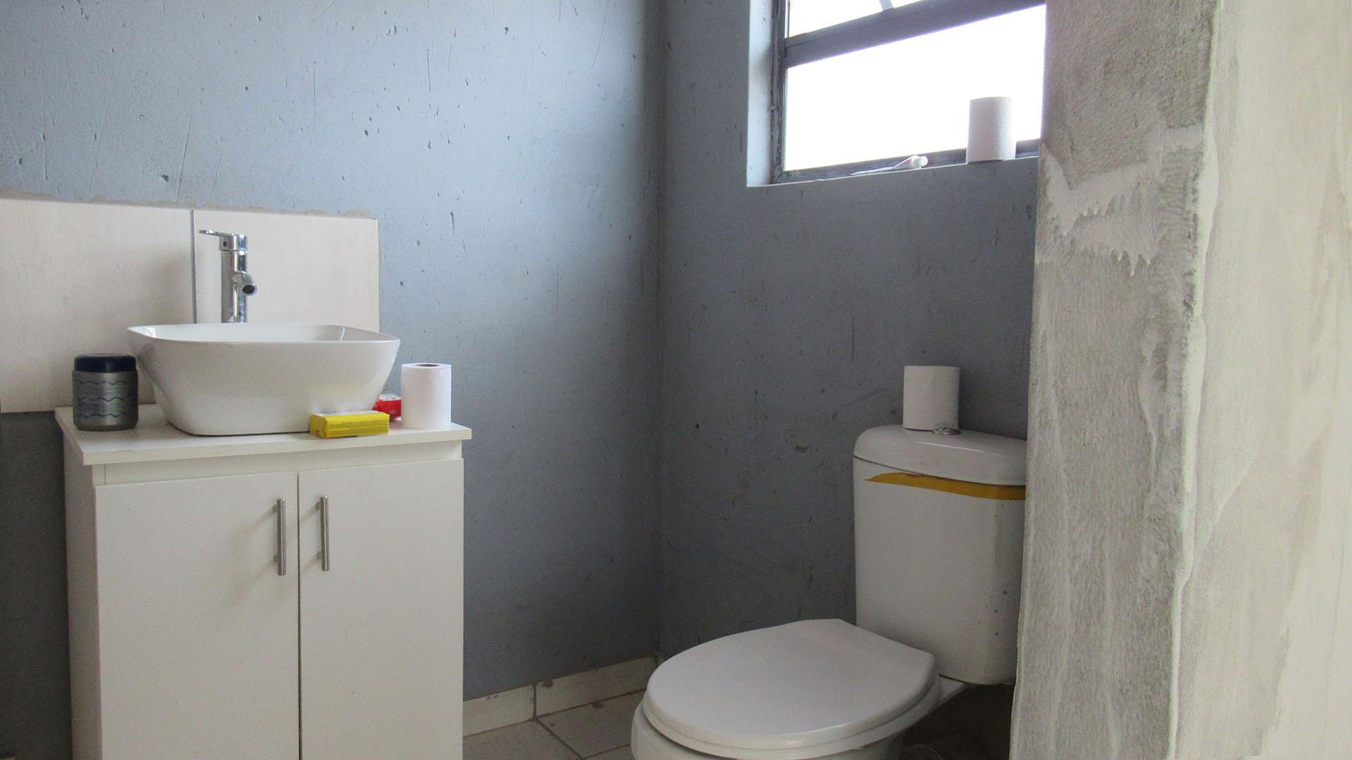 Main Bathroom - 5 square meters of property in Westonaria