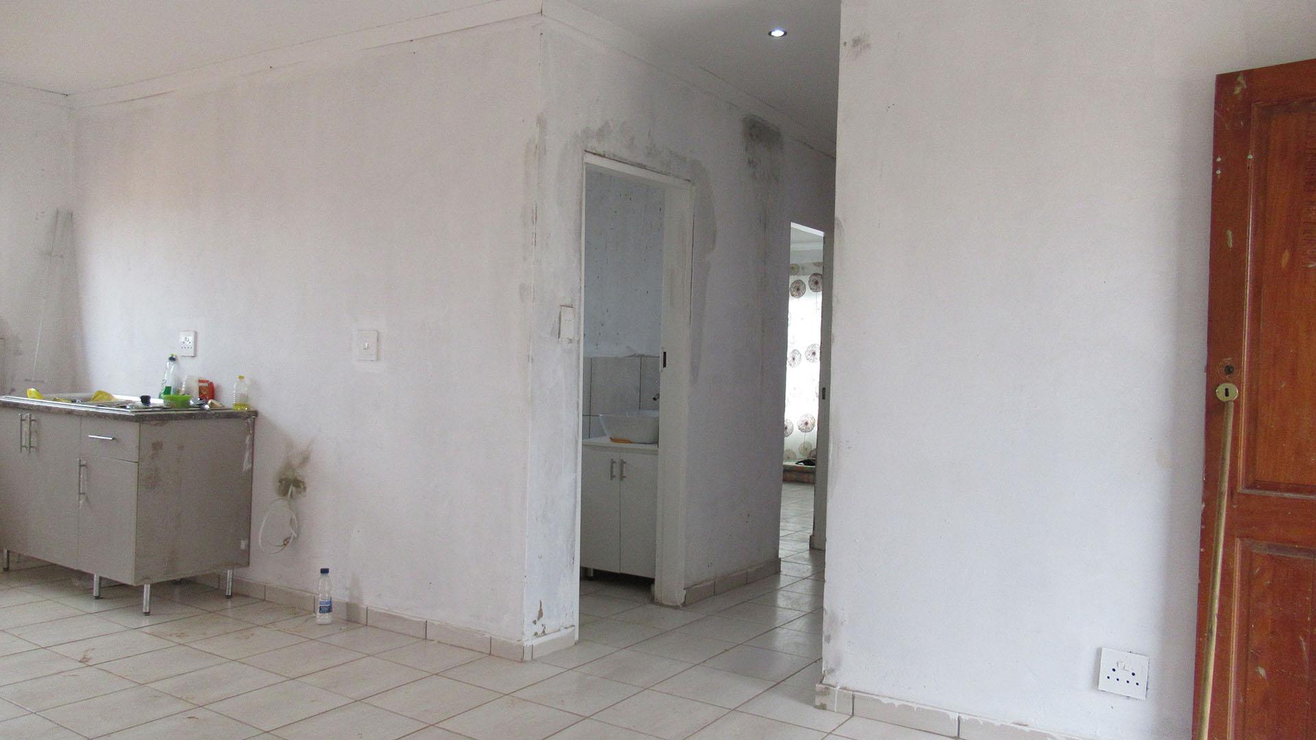 Lounges - 13 square meters of property in Westonaria