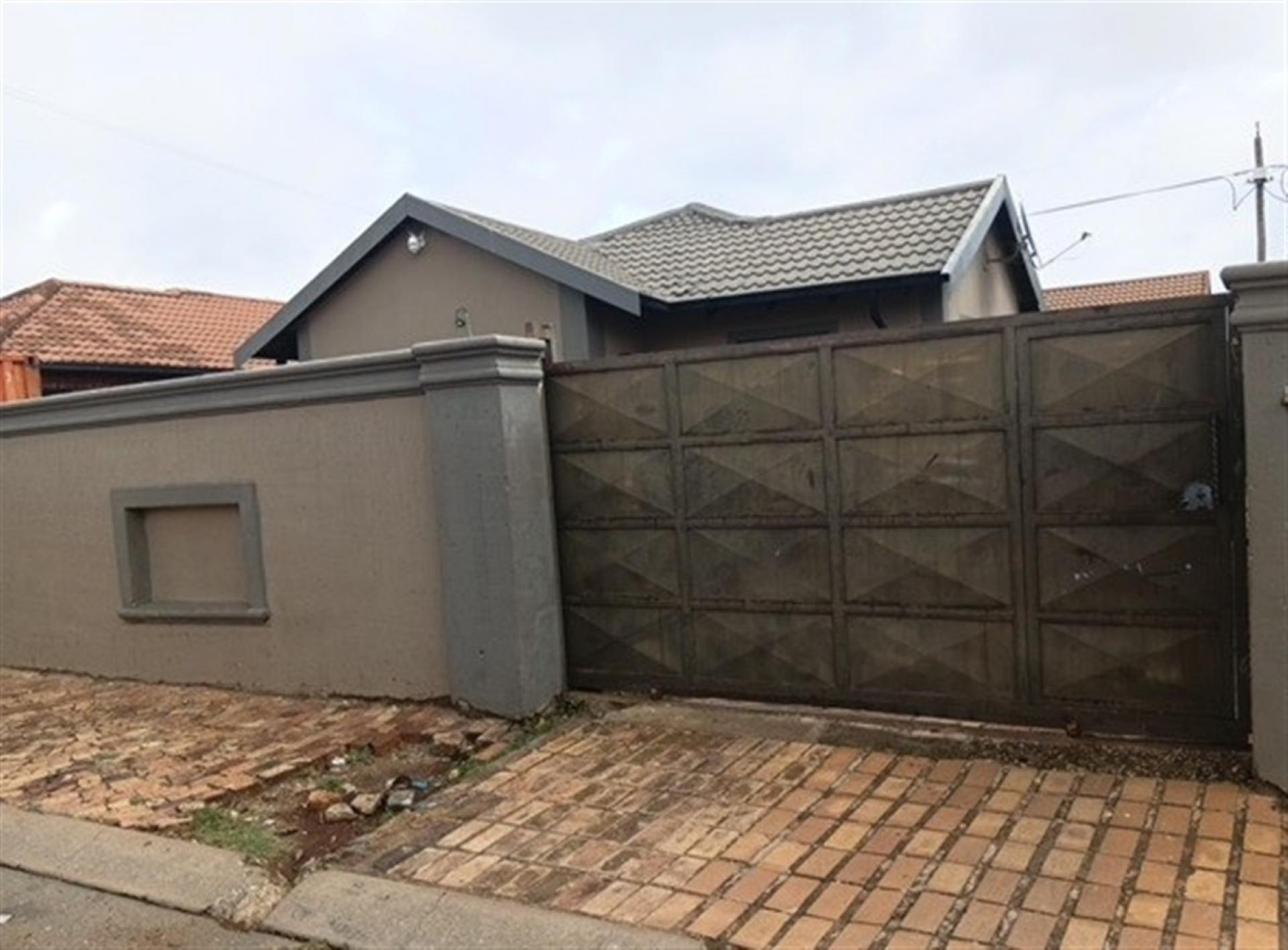 Front View of property in Protea Glen
