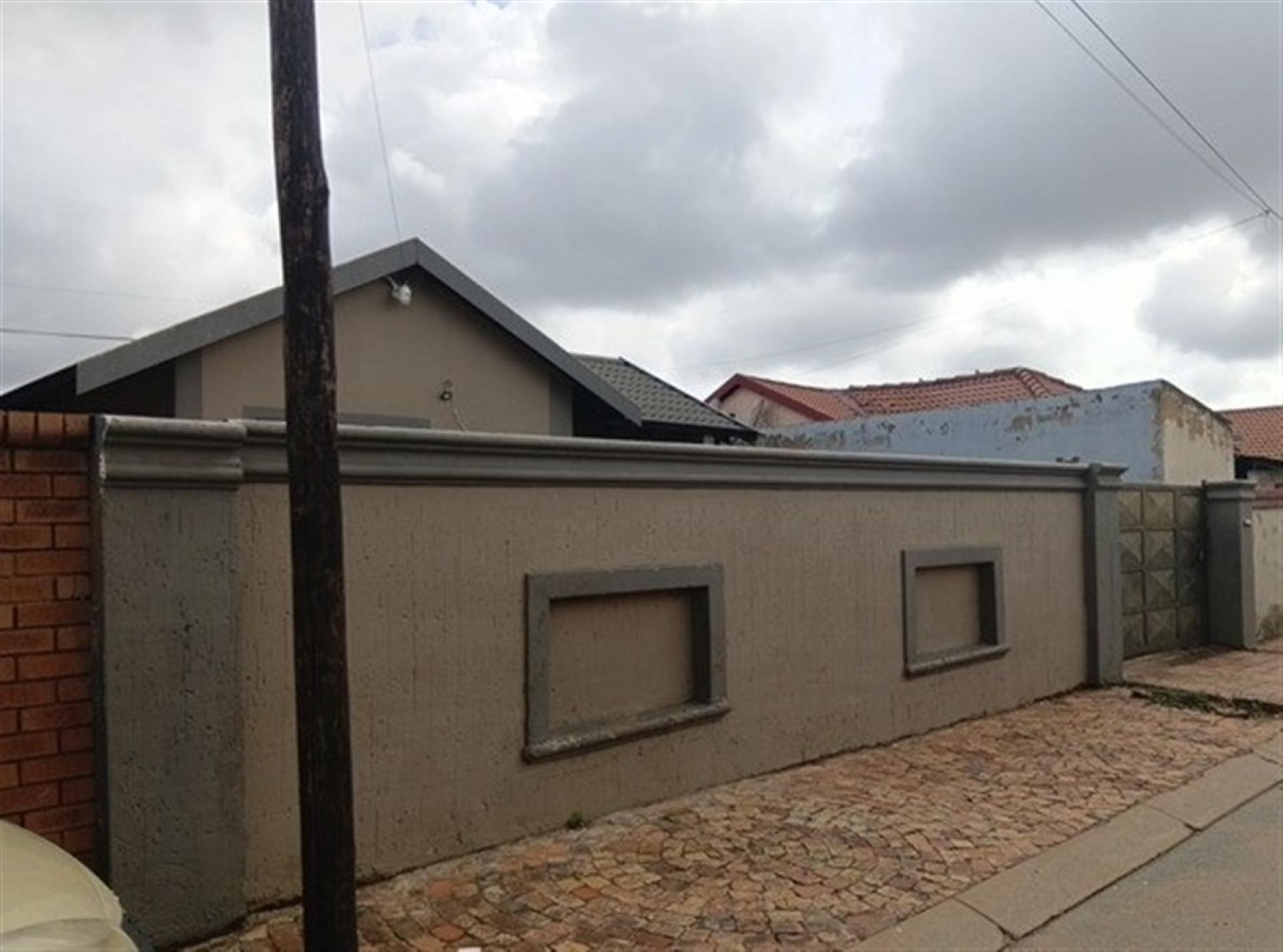 Front View of property in Protea Glen