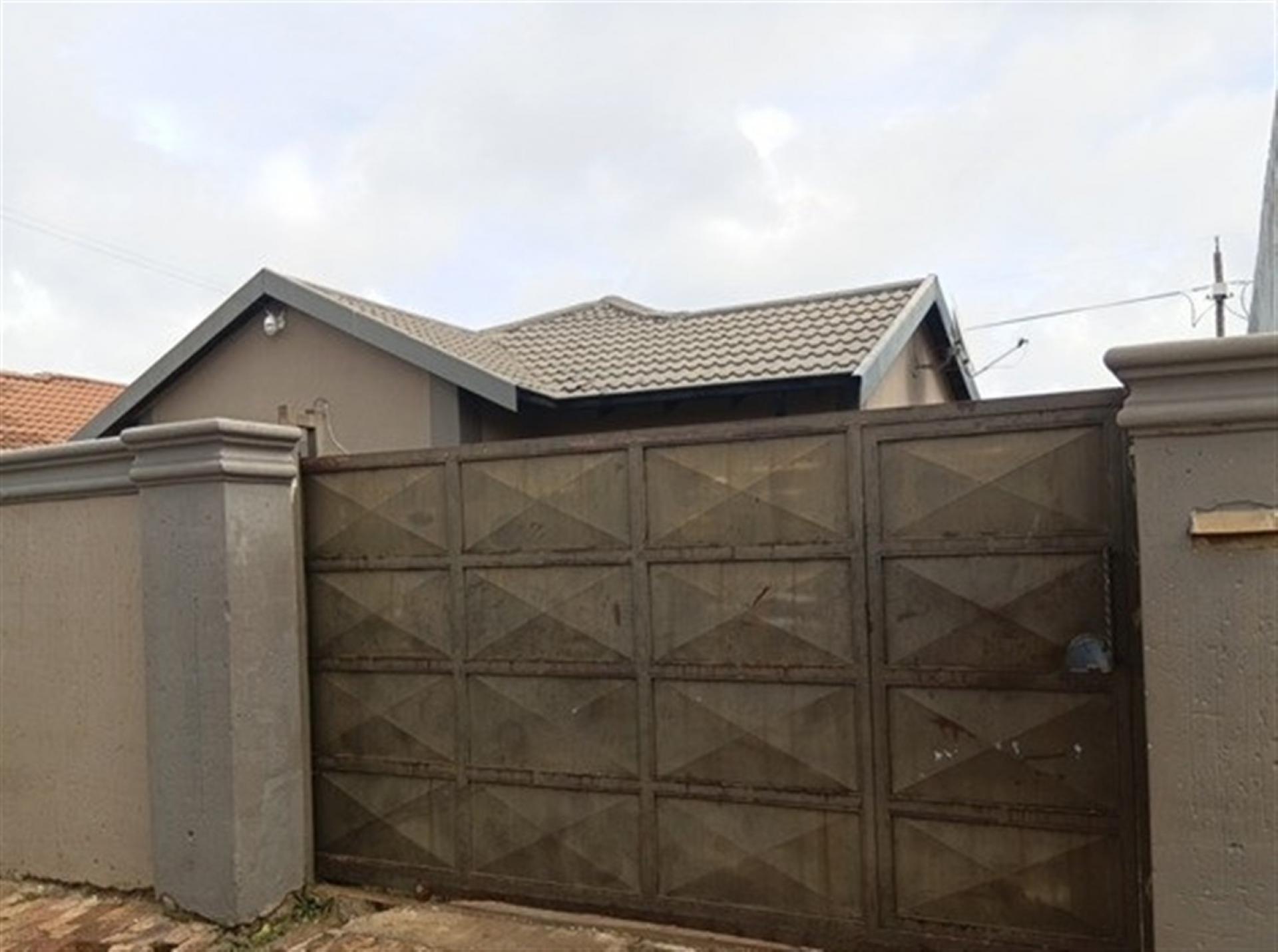 Front View of property in Protea Glen