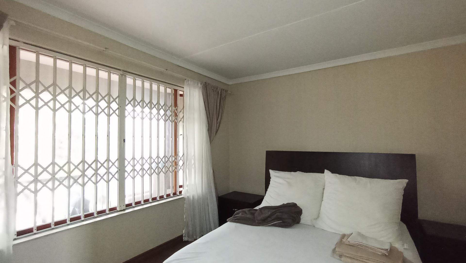 Bed Room 1 - 15 square meters of property in Sunninghill
