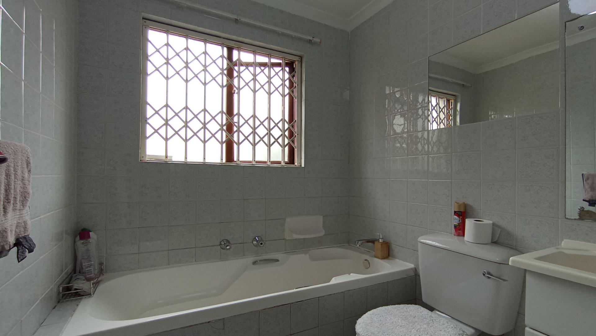 Bathroom 1 - 6 square meters of property in Sunninghill