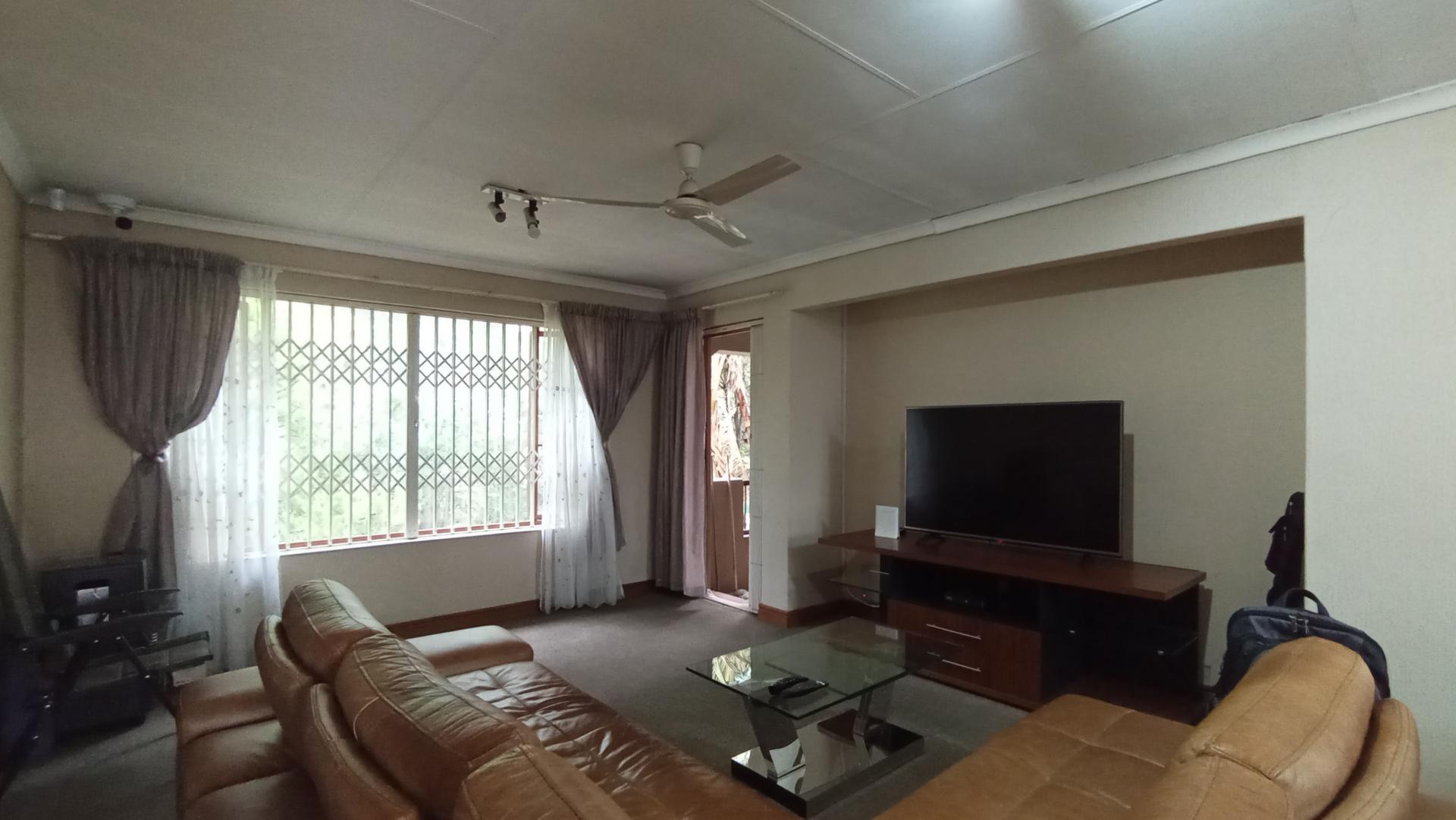 Lounges - 26 square meters of property in Sunninghill