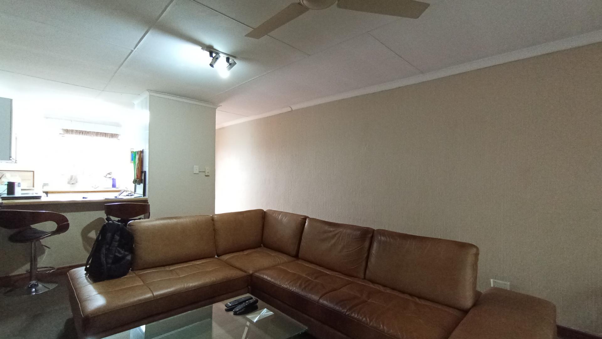 Lounges - 26 square meters of property in Sunninghill