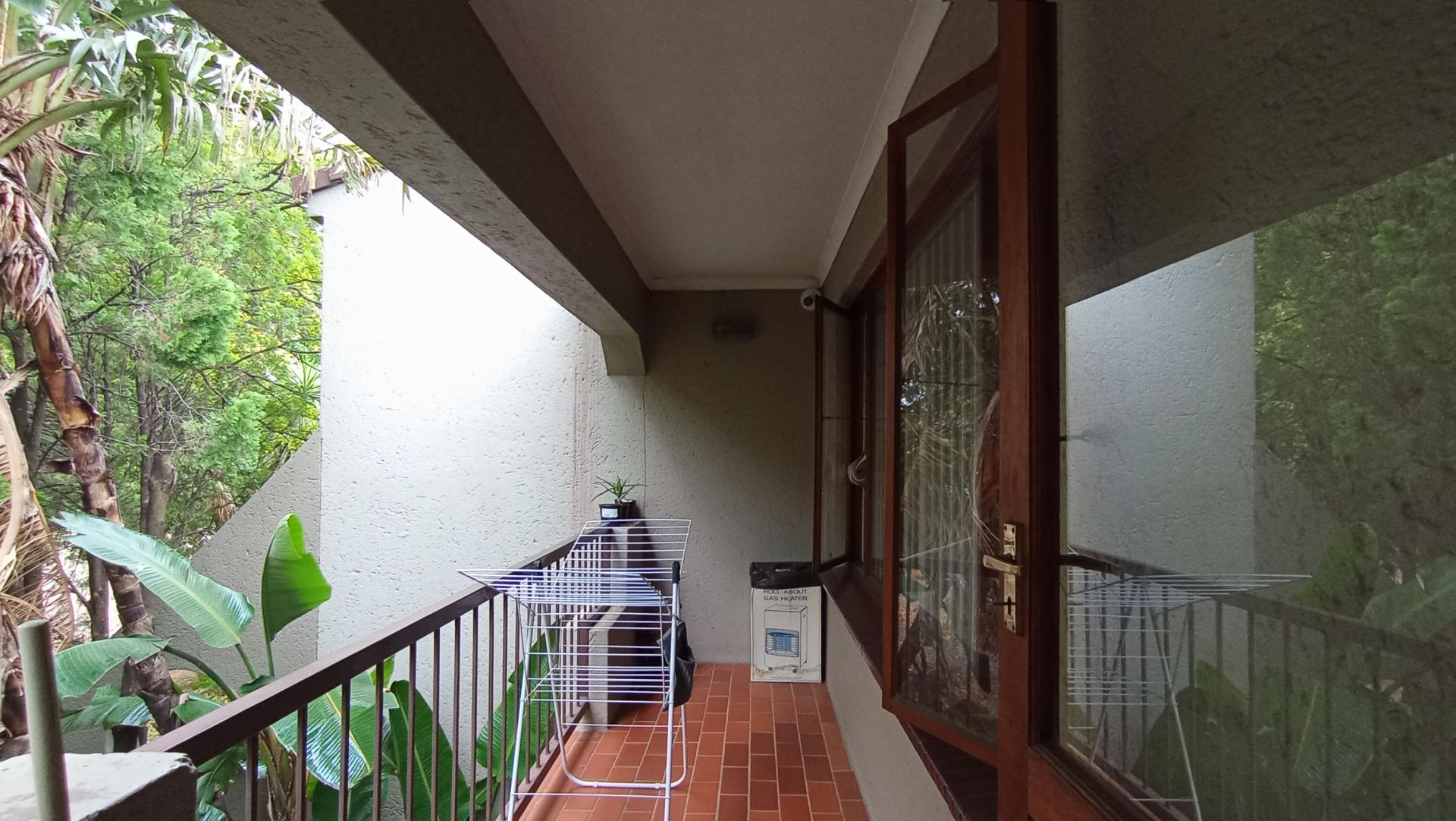 Balcony - 5 square meters of property in Sunninghill