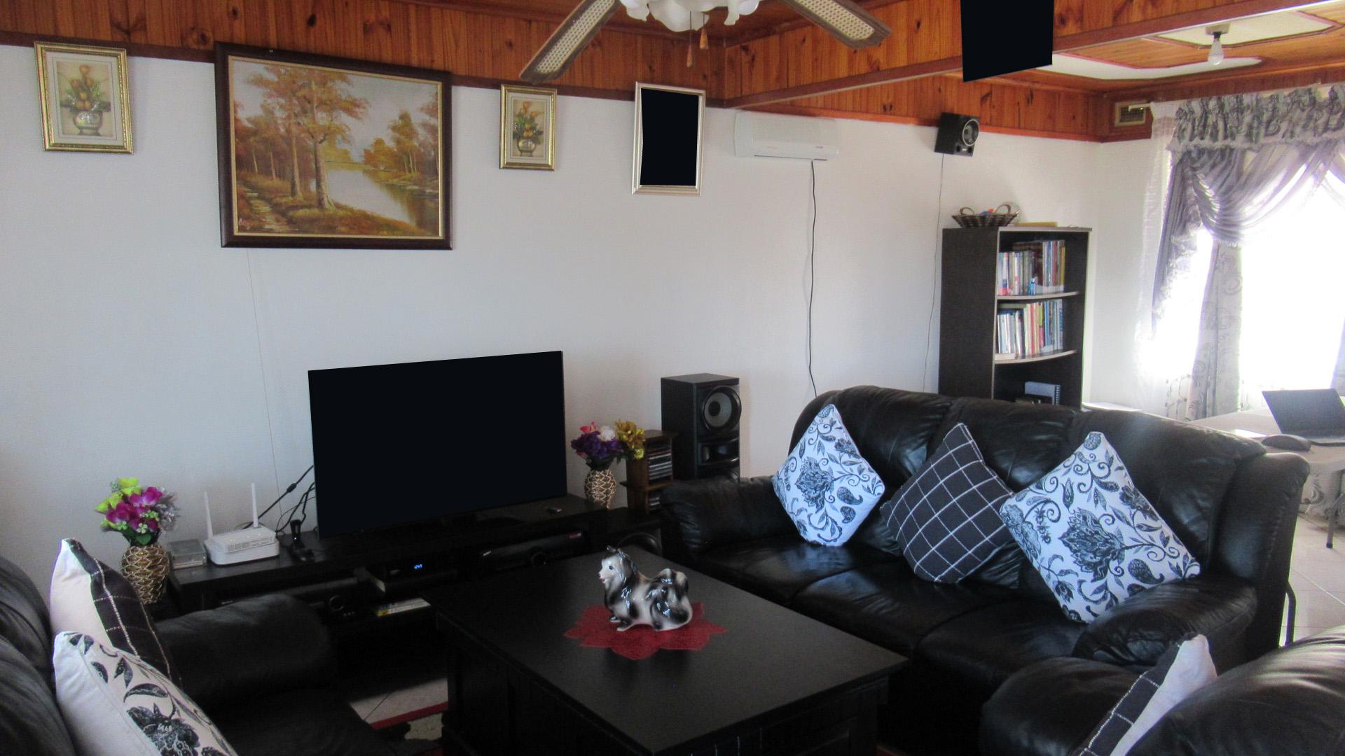 Lounges - 16 square meters of property in Umlazi