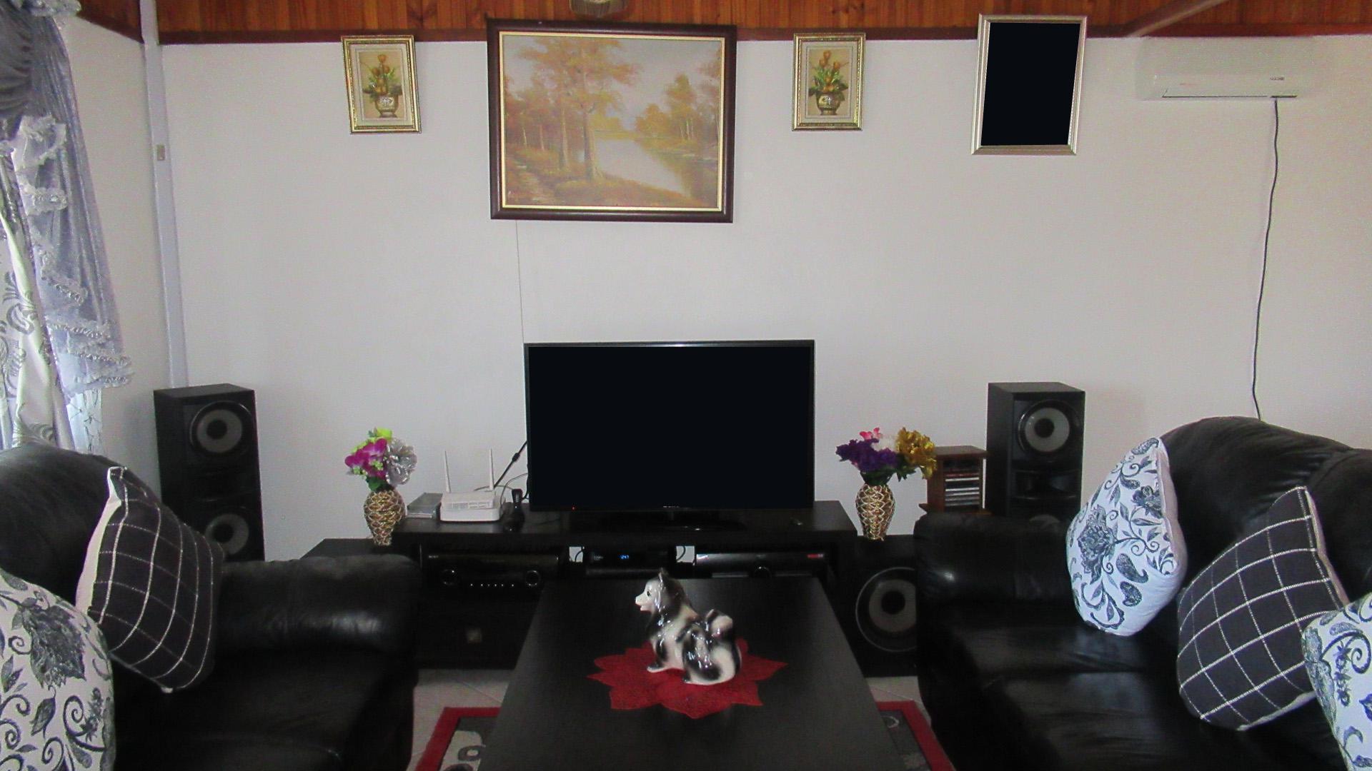 Lounges - 16 square meters of property in Umlazi