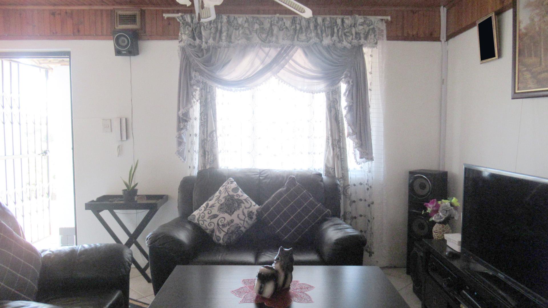 Lounges - 16 square meters of property in Umlazi