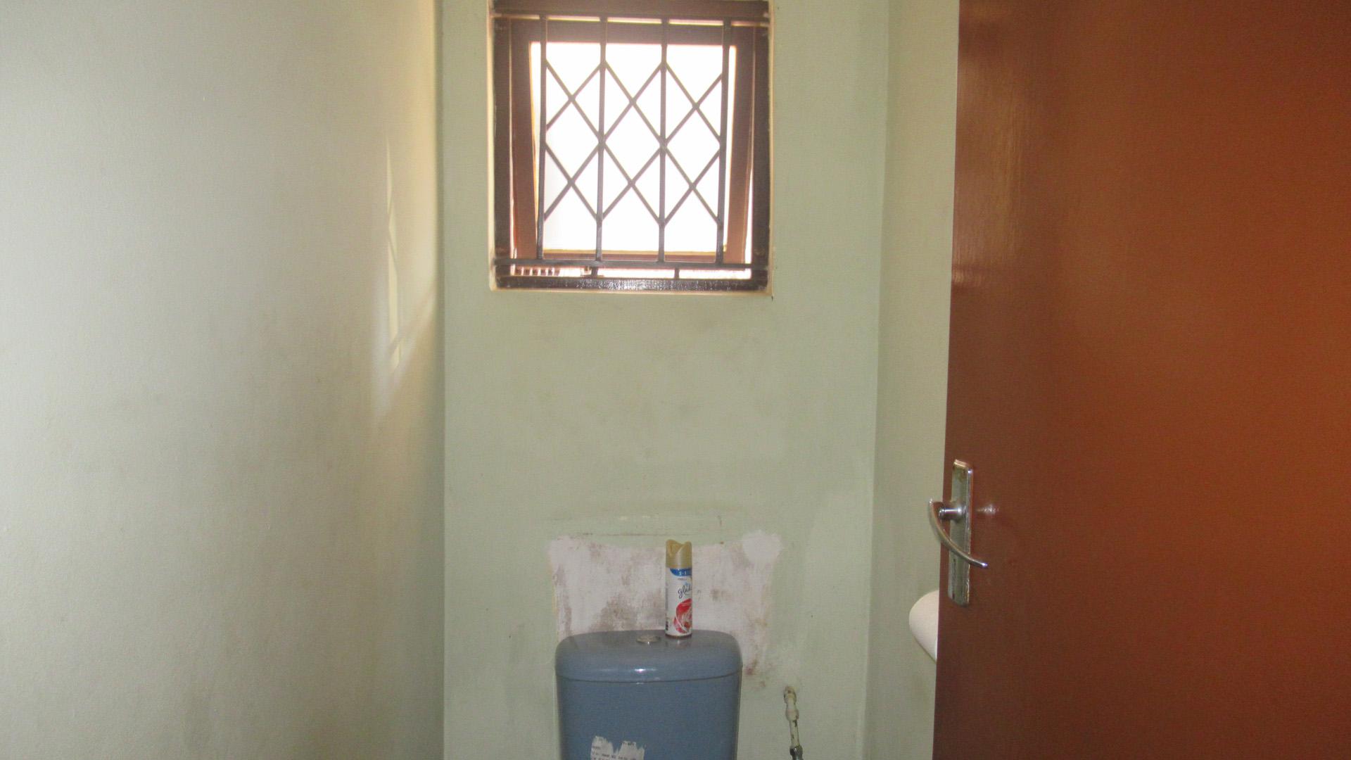 Bathroom 1 - 5 square meters of property in Umlazi