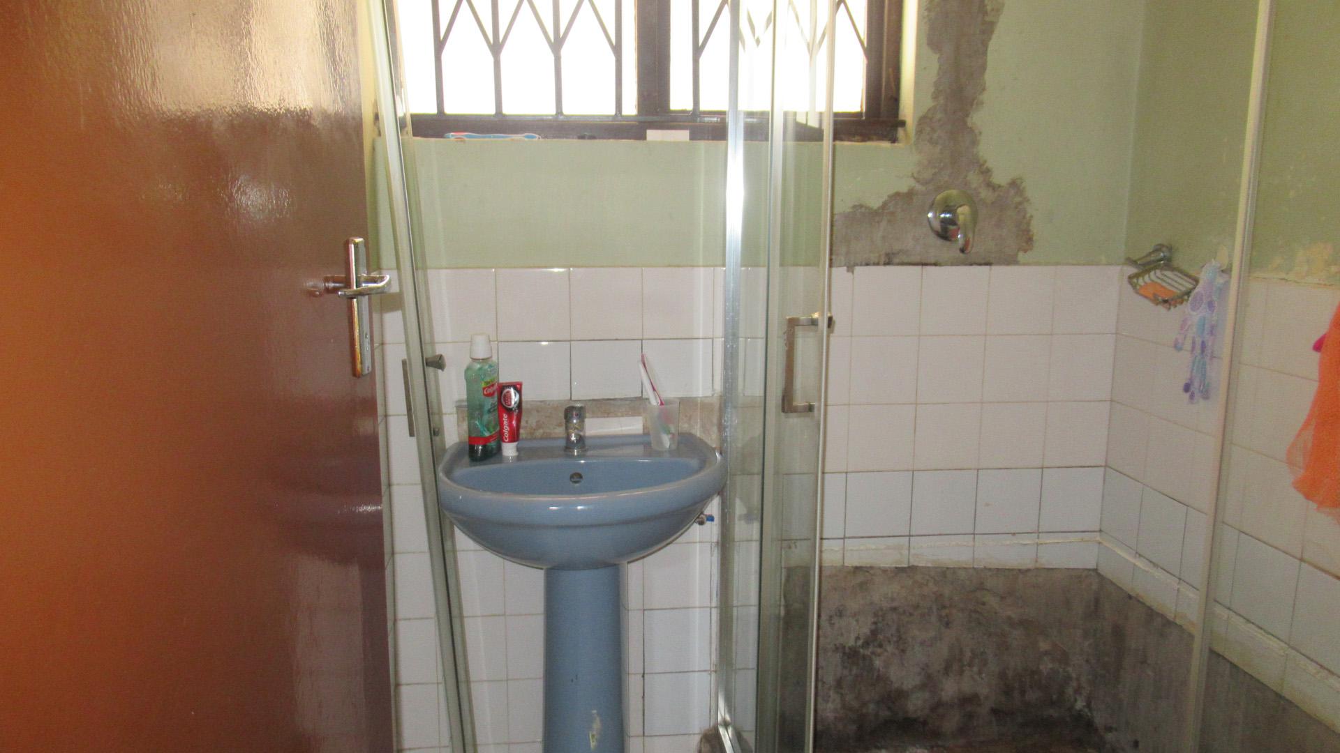 Bathroom 1 - 5 square meters of property in Umlazi