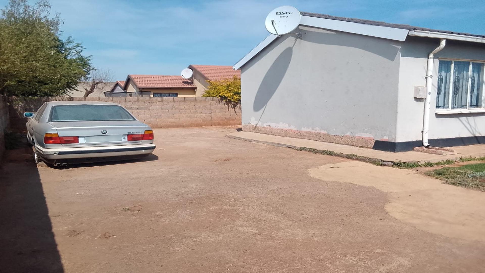 Front View of property in Villa Liza