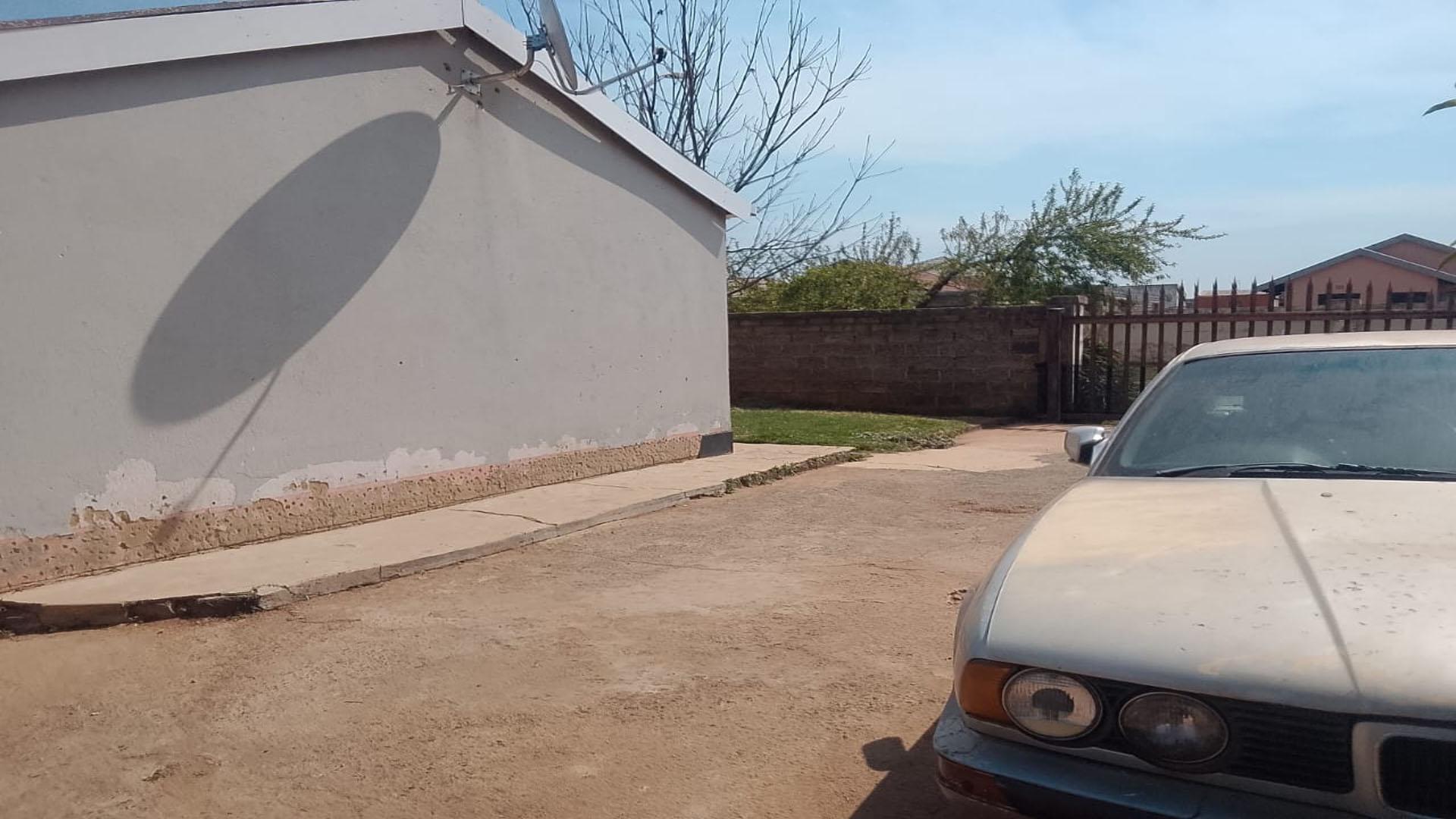 Front View of property in Villa Liza