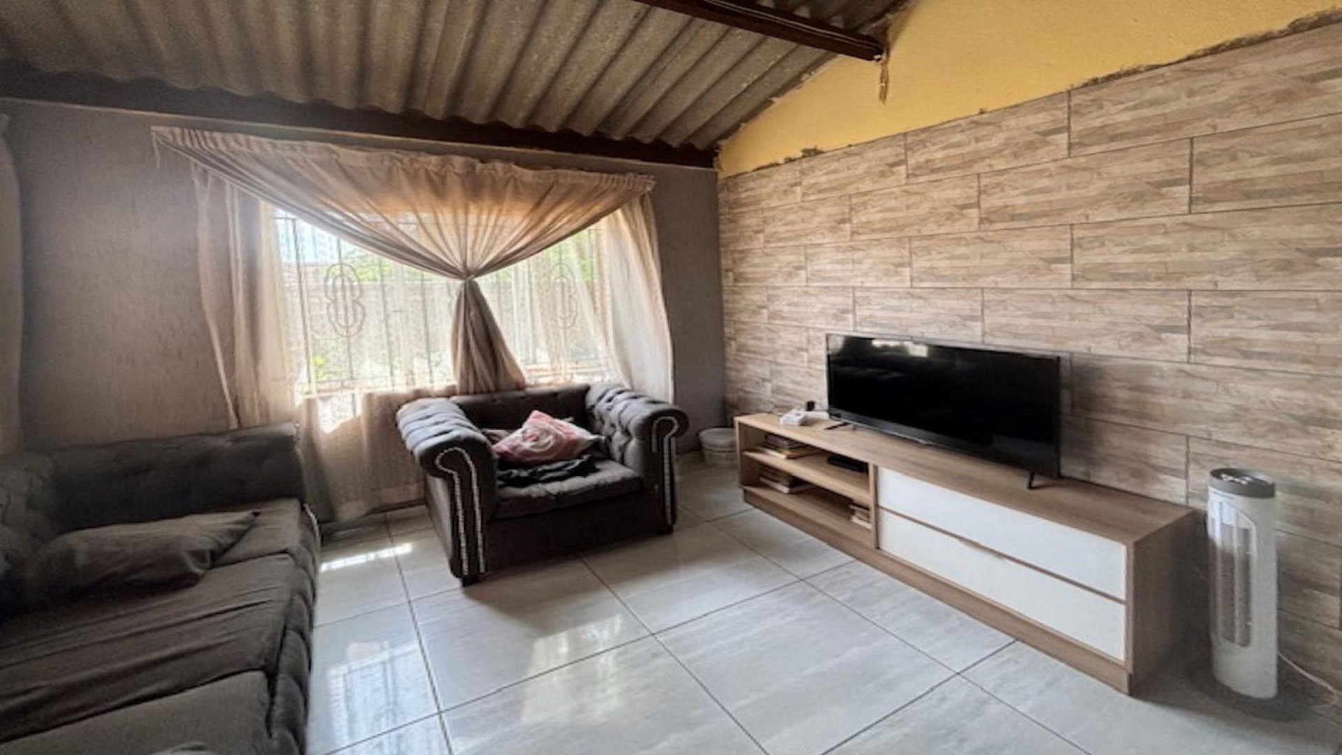 Lounges - 11 square meters of property in Villa Liza