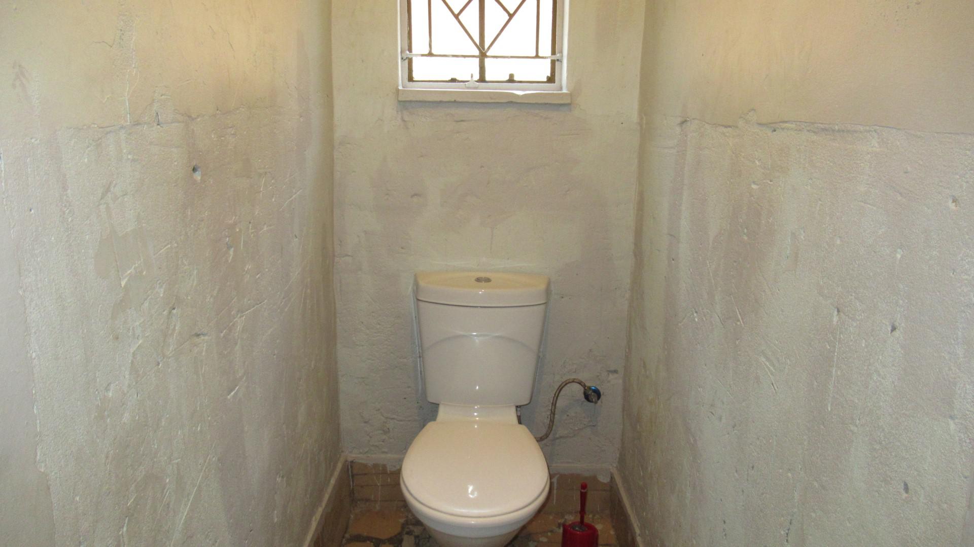Guest Toilet - 6 square meters of property in Benoni