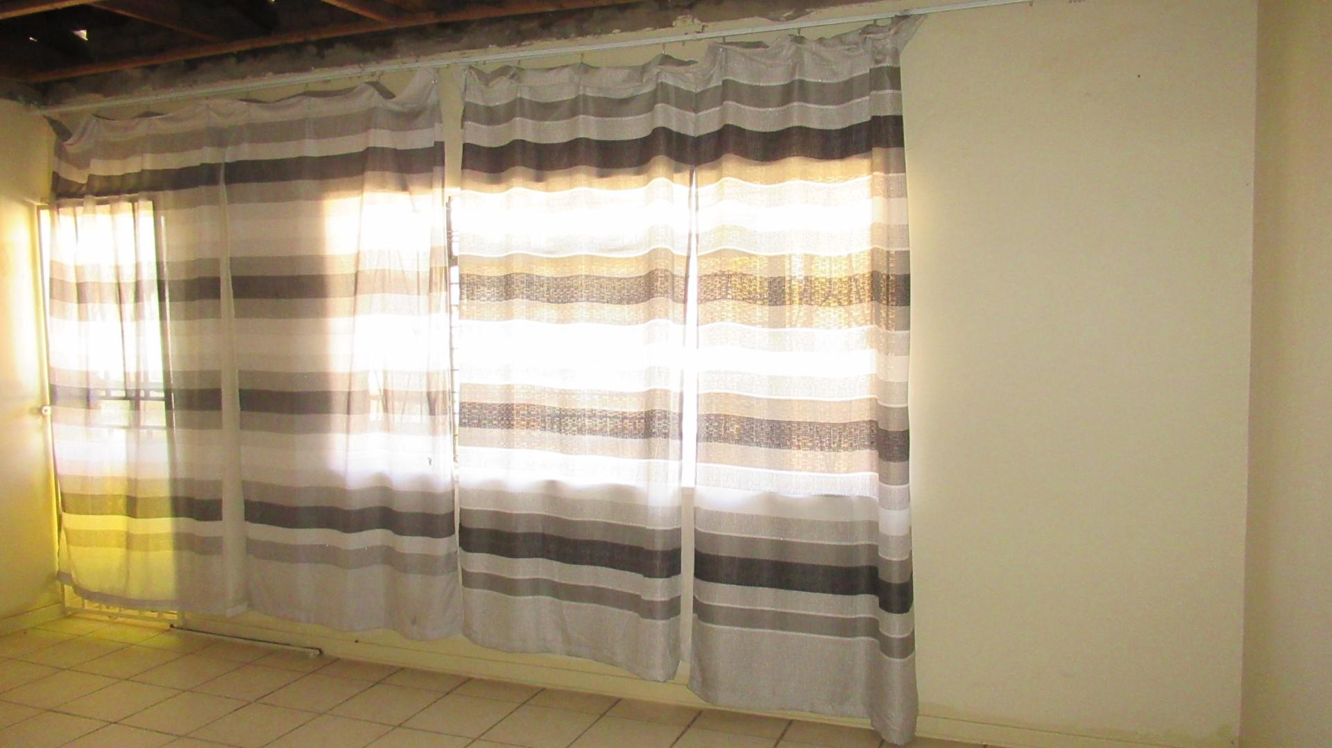 Lounges - 35 square meters of property in Benoni