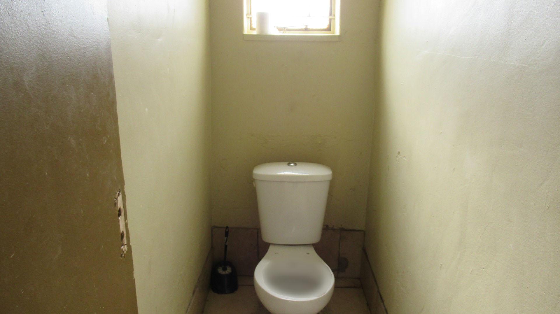 Guest Toilet - 6 square meters of property in Benoni