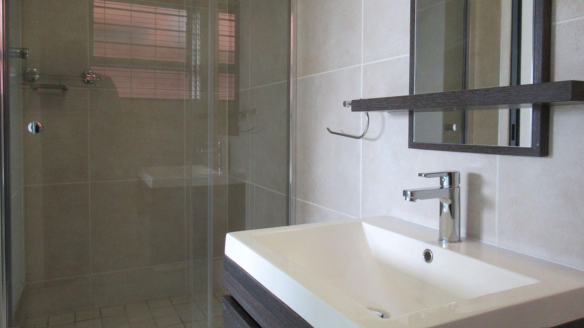 Main Bathroom - 3 square meters of property in Oakdene