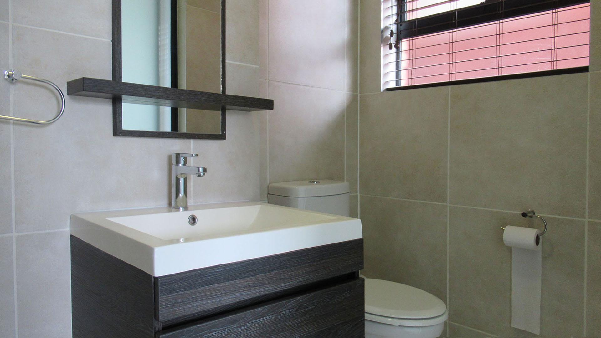 Main Bathroom - 3 square meters of property in Oakdene