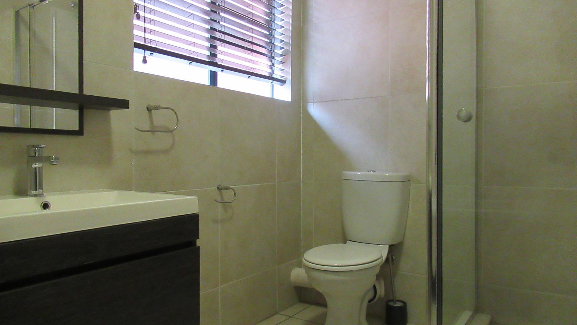 Bathroom 1 - 7 square meters of property in Oakdene
