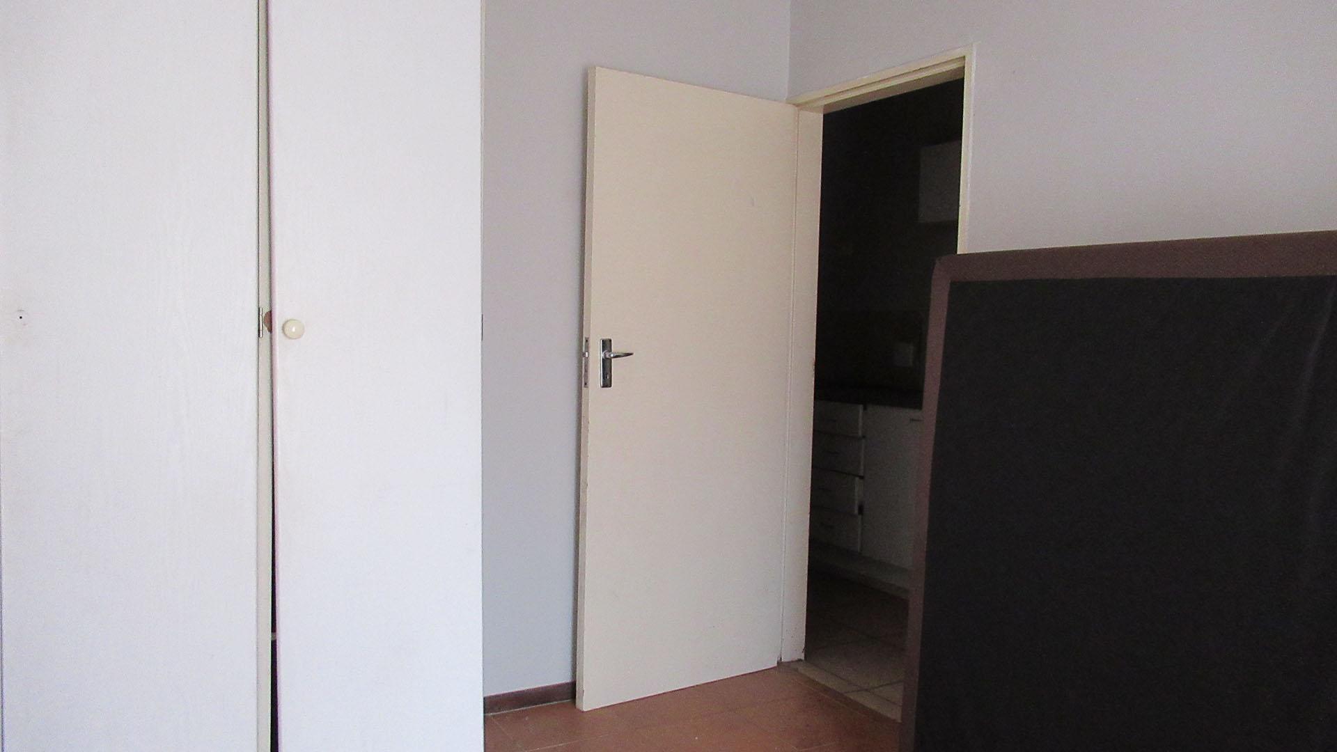 Bed Room 1 - 11 square meters of property in Florida