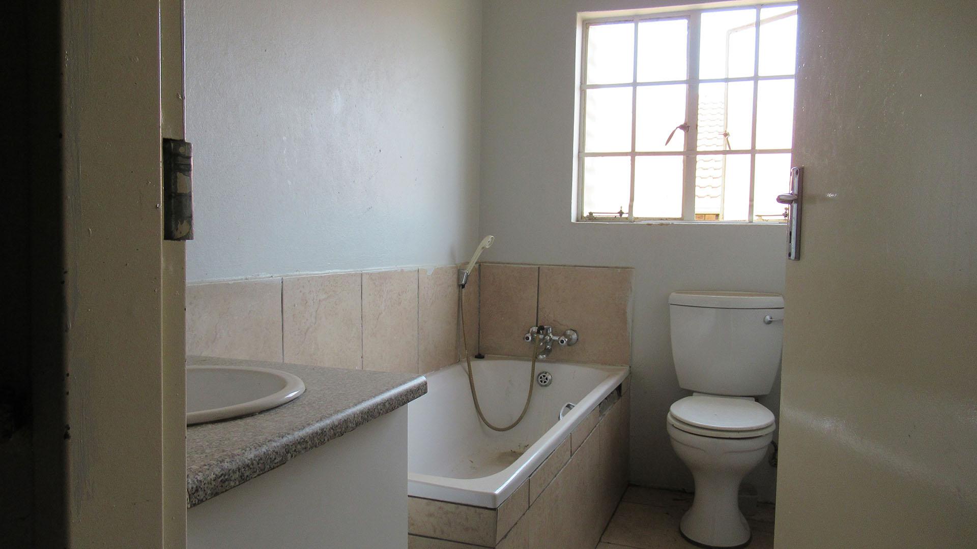 Bathroom 1 - 4 square meters of property in Florida