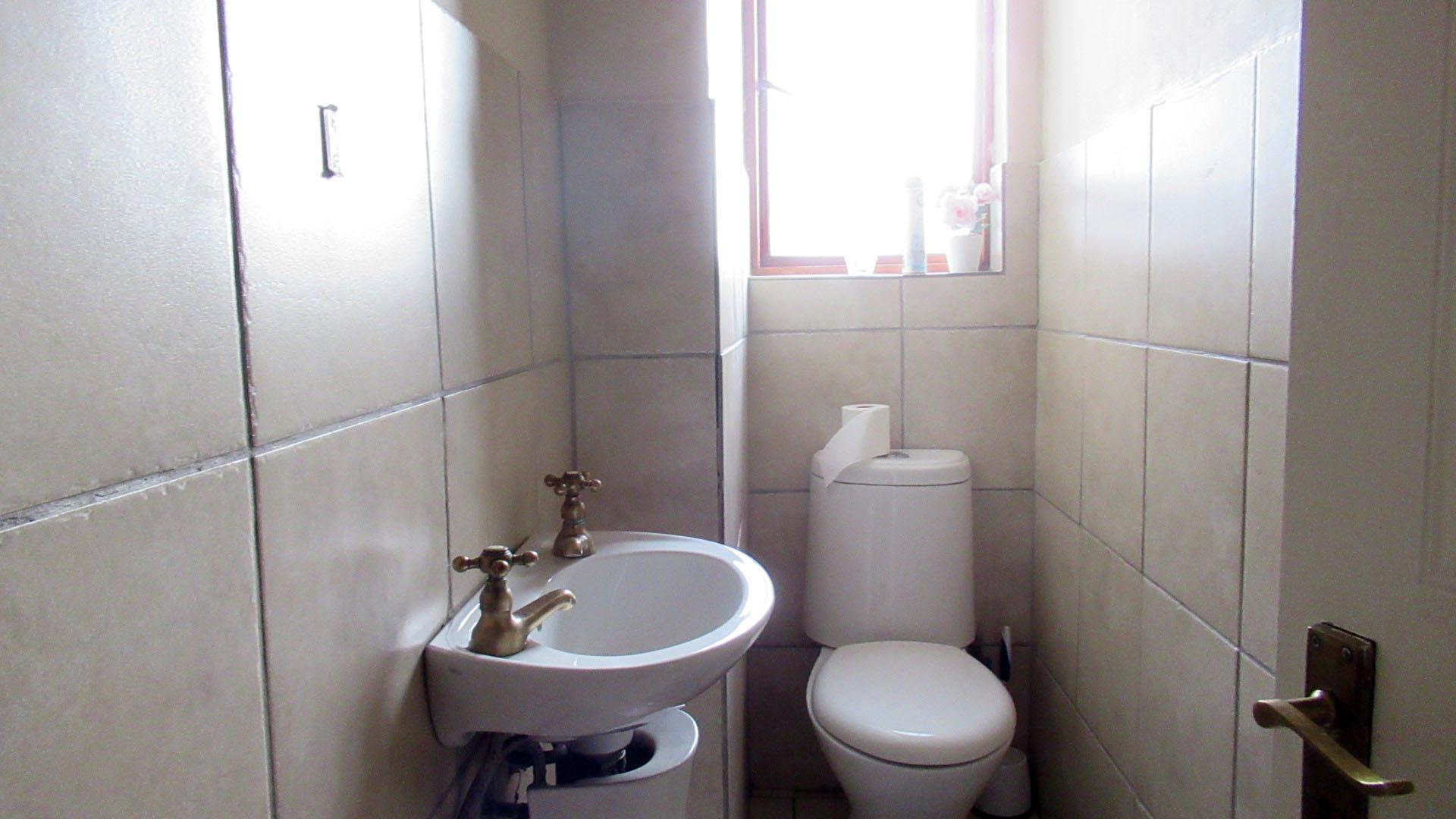 Guest Toilet - 3 square meters of property in Ben Fleur