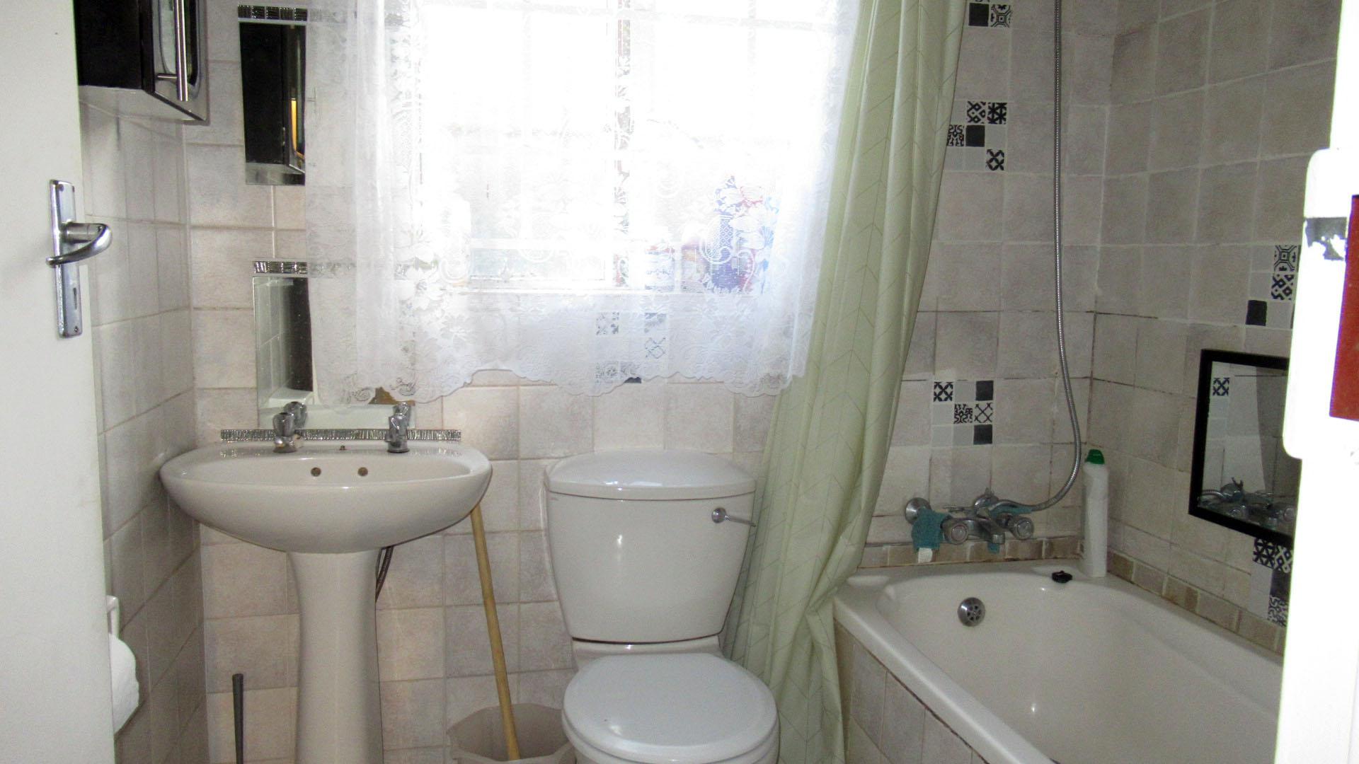 Bathroom 1 - 5 square meters of property in Moreletapark