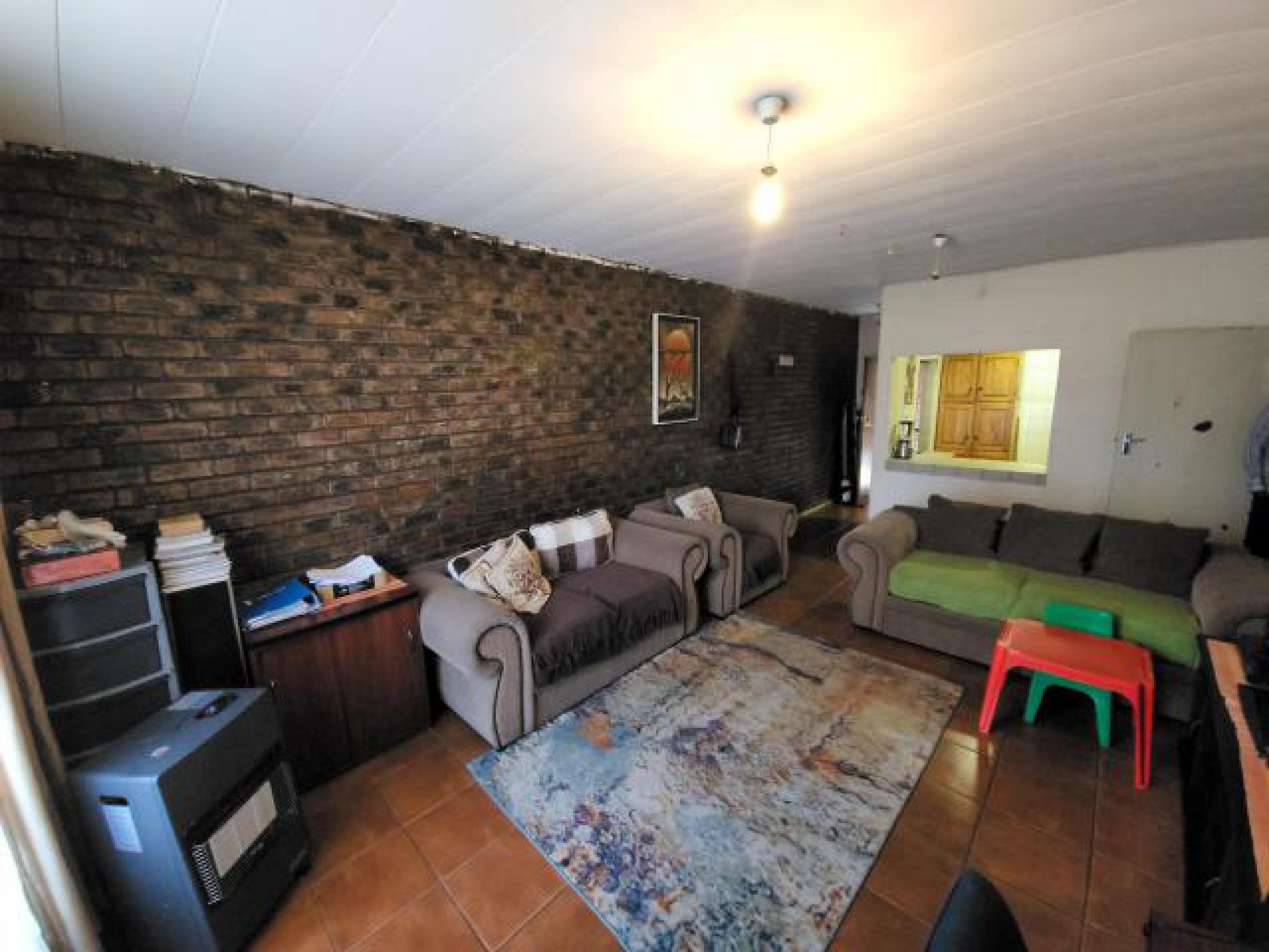Lounges - 32 square meters of property in Germiston South