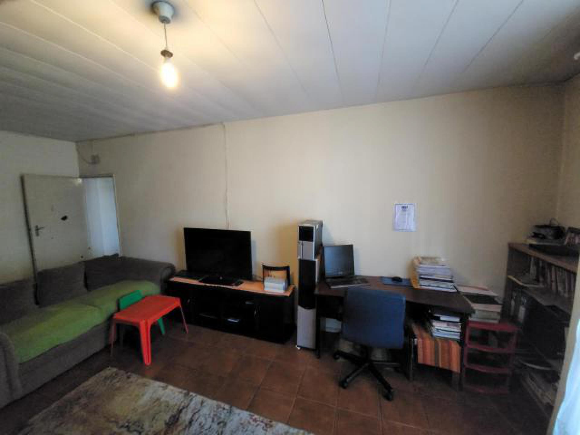 Lounges - 32 square meters of property in Germiston South