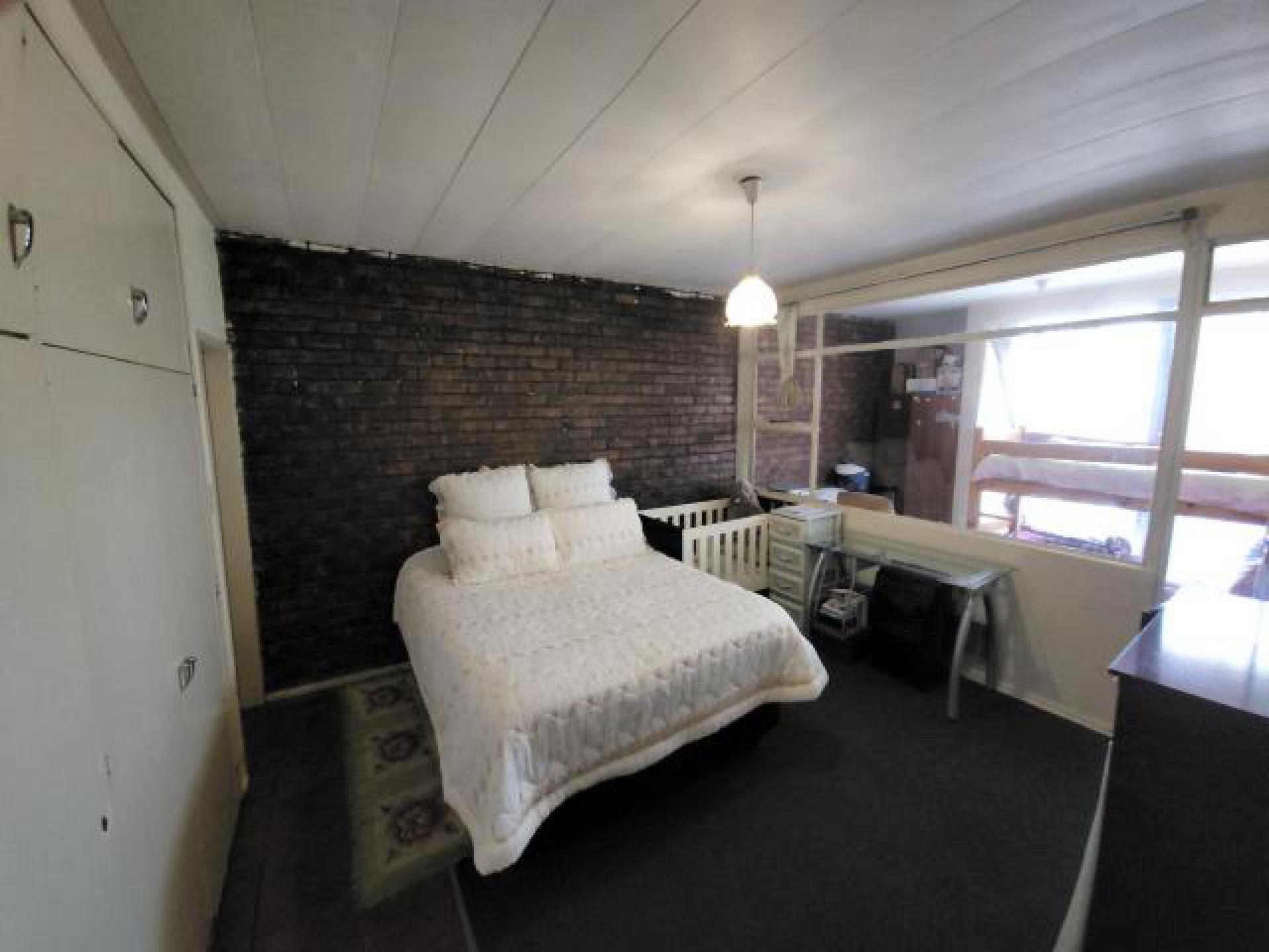 Bed Room 1 of property in Germiston South
